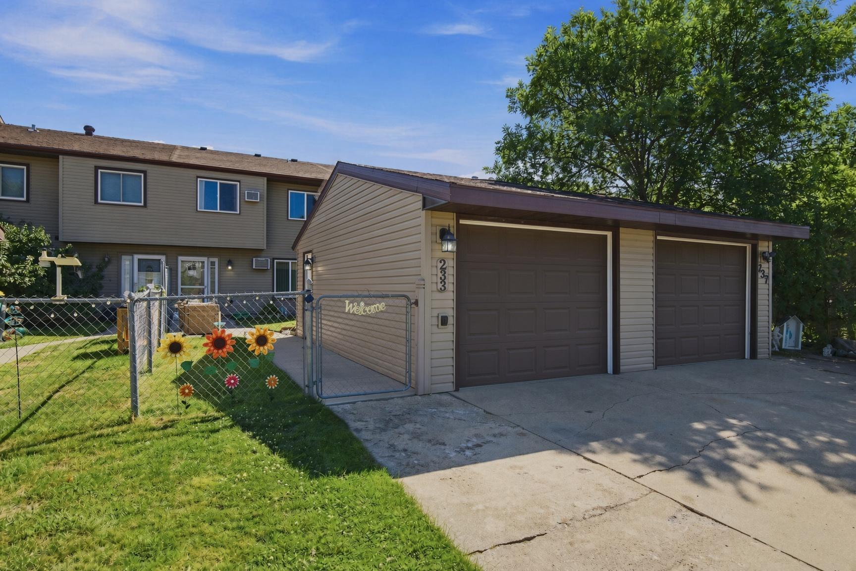 233 19th Street E Property Photo 1