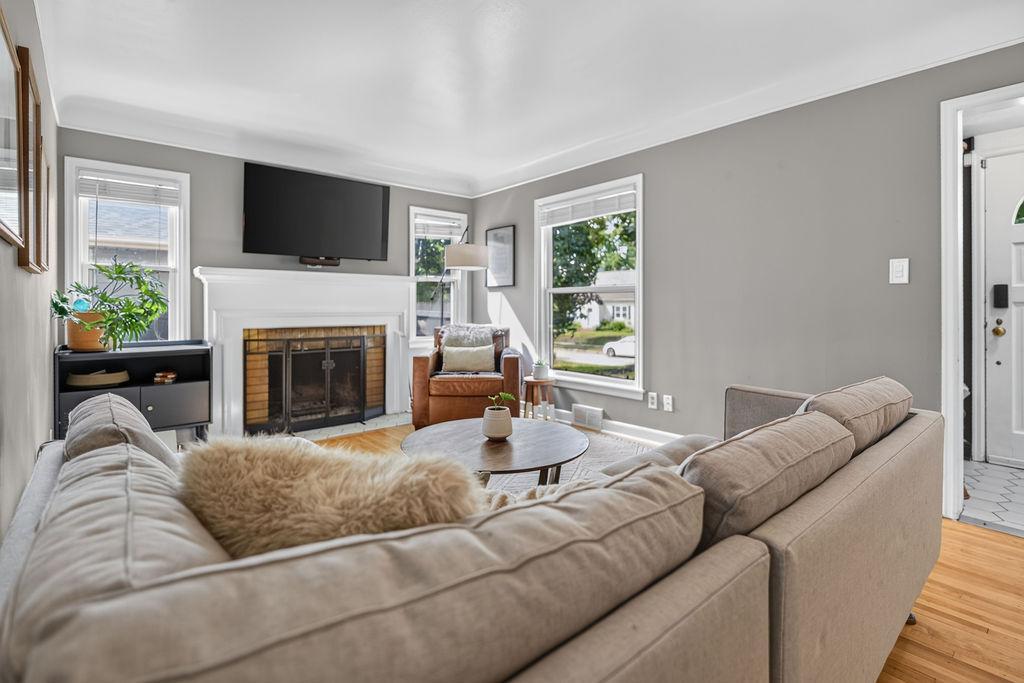 4530 Vincent Avenue N Property Photo 6