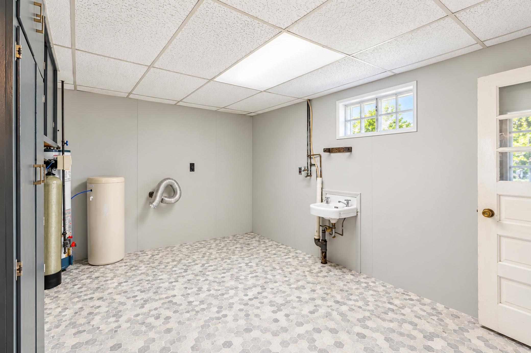 105 Amsterdam Avenue W Property Photo 9