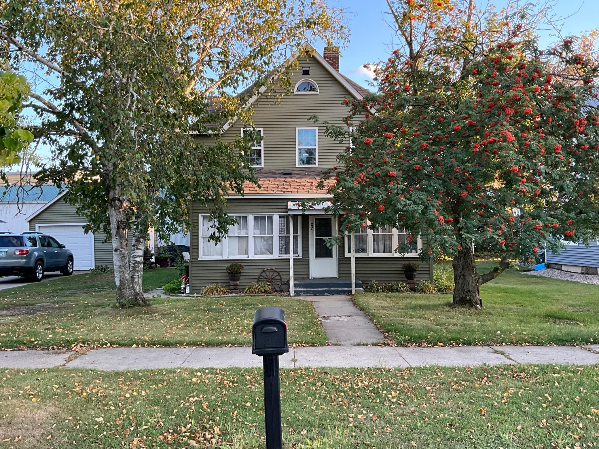221 1st Avenue N Property Photo 1