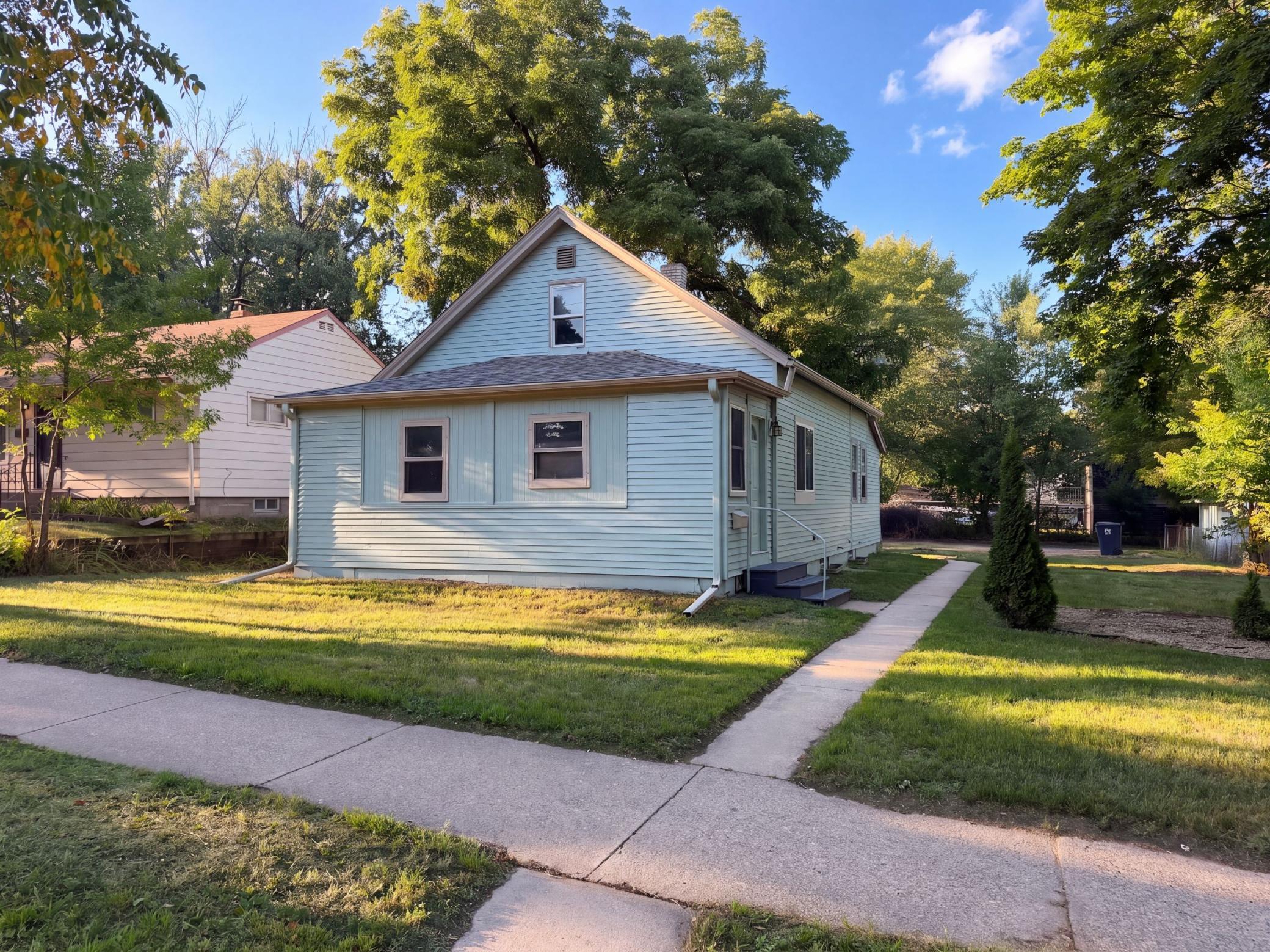 305 Arlington Avenue W Property Photo 1