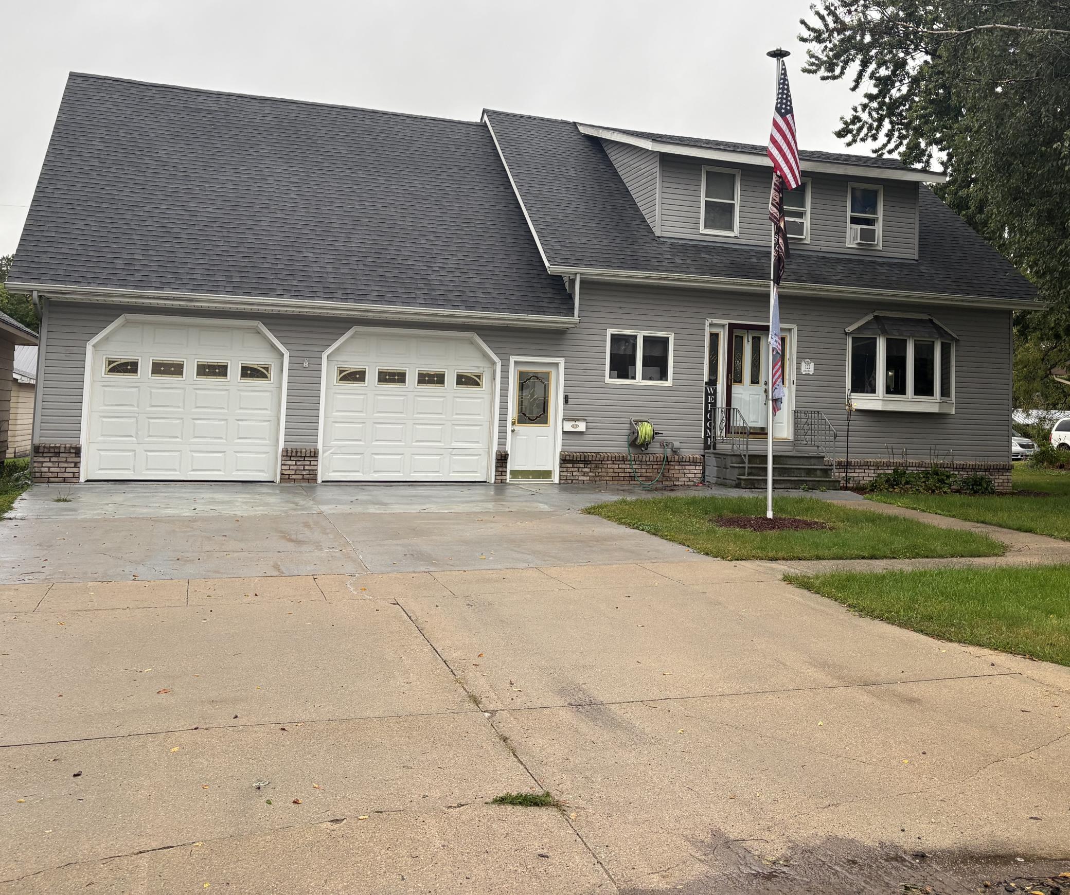 122 Lewis Street W Property Photo 1