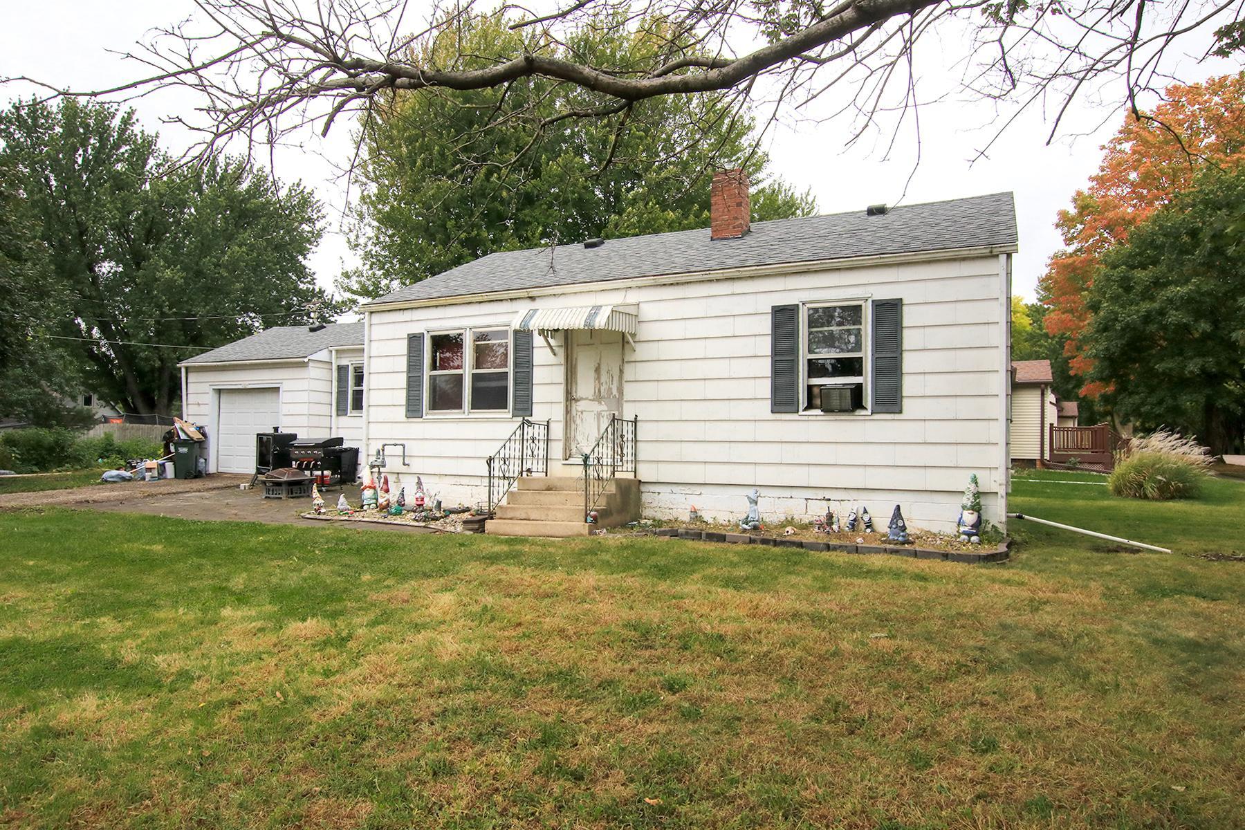 1327 Owen Avenue N Property Photo 3