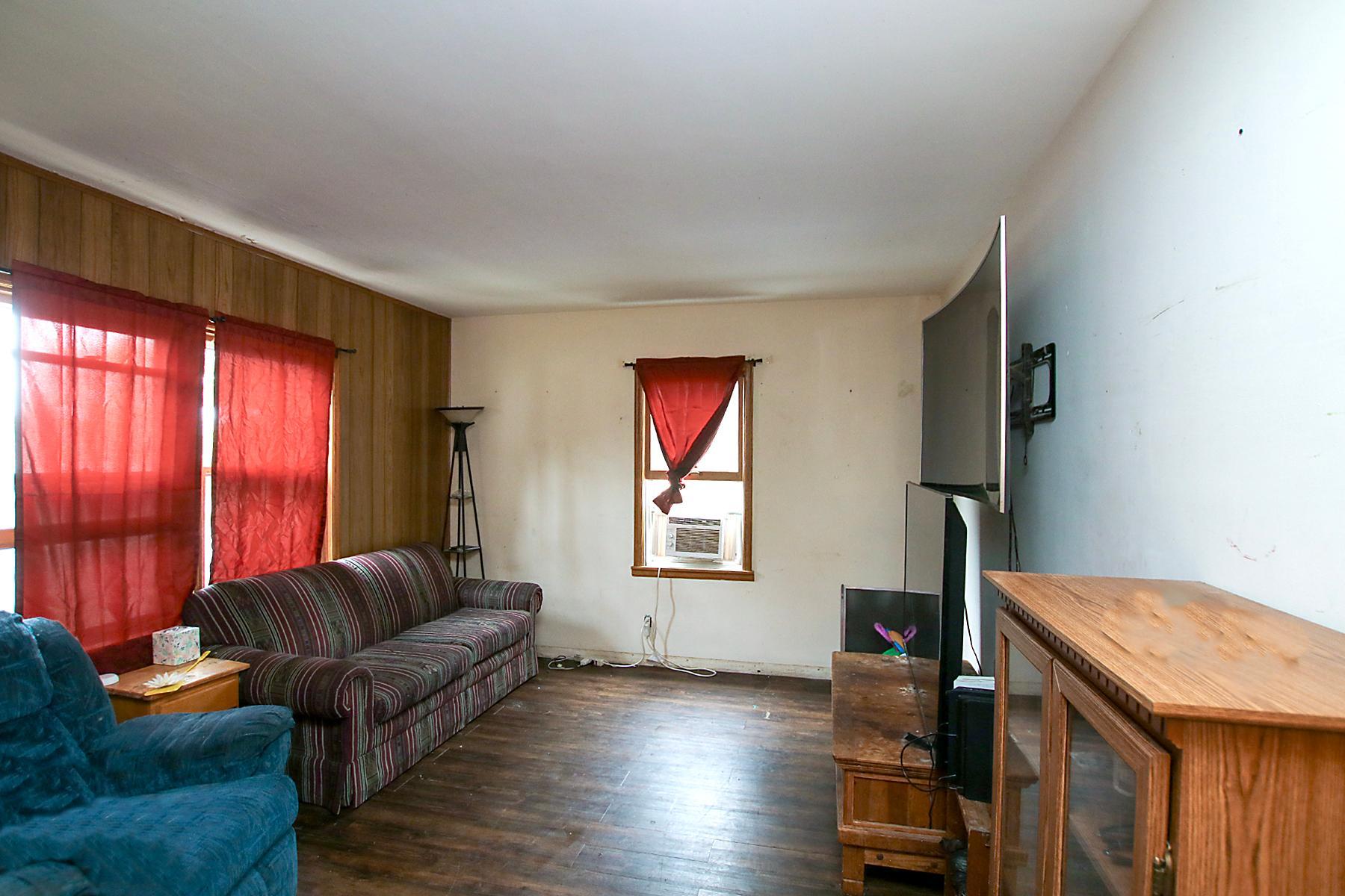 1327 Owen Avenue N Property Photo 4