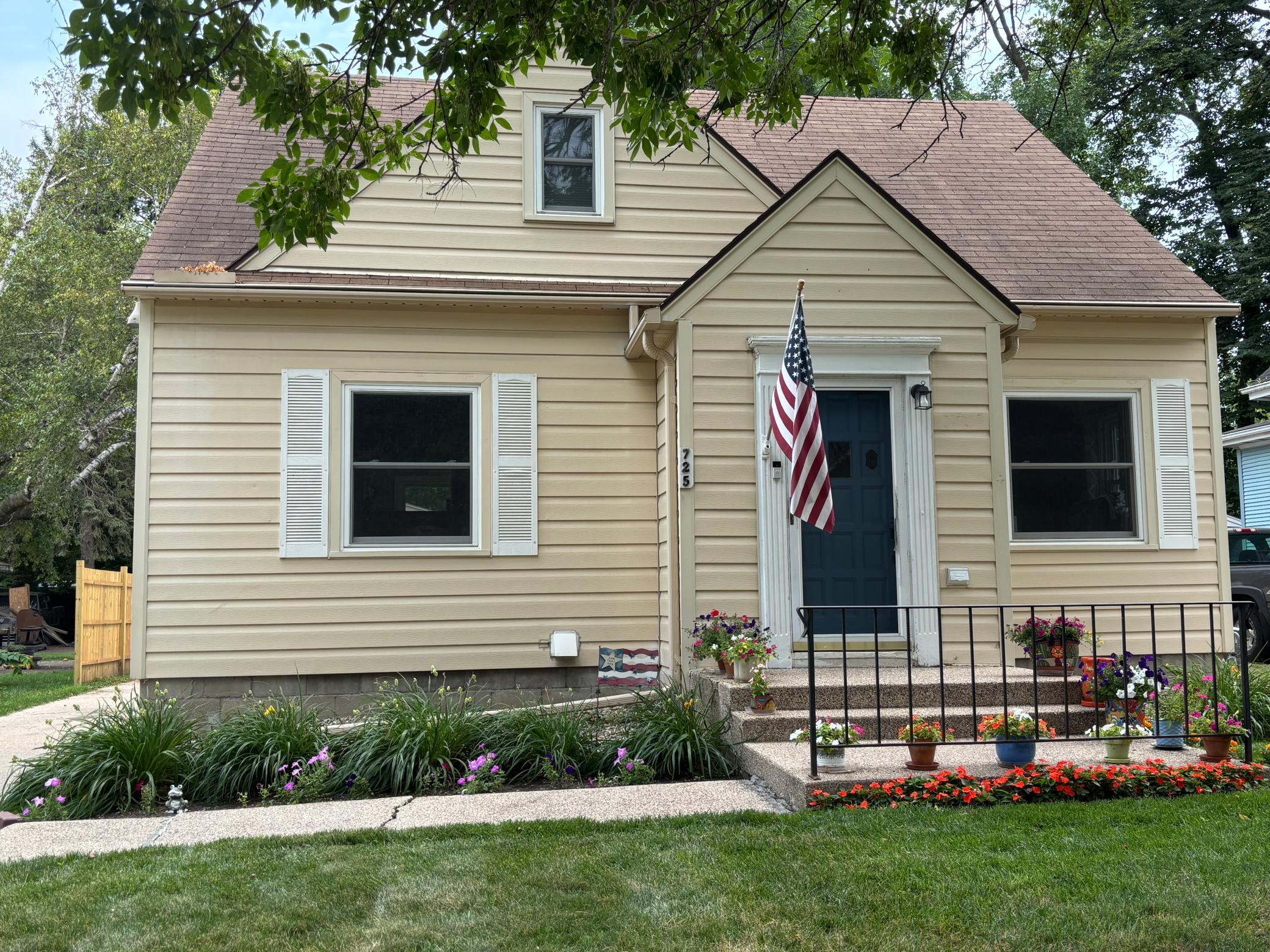 725 3rd Street SE Property Photo 1