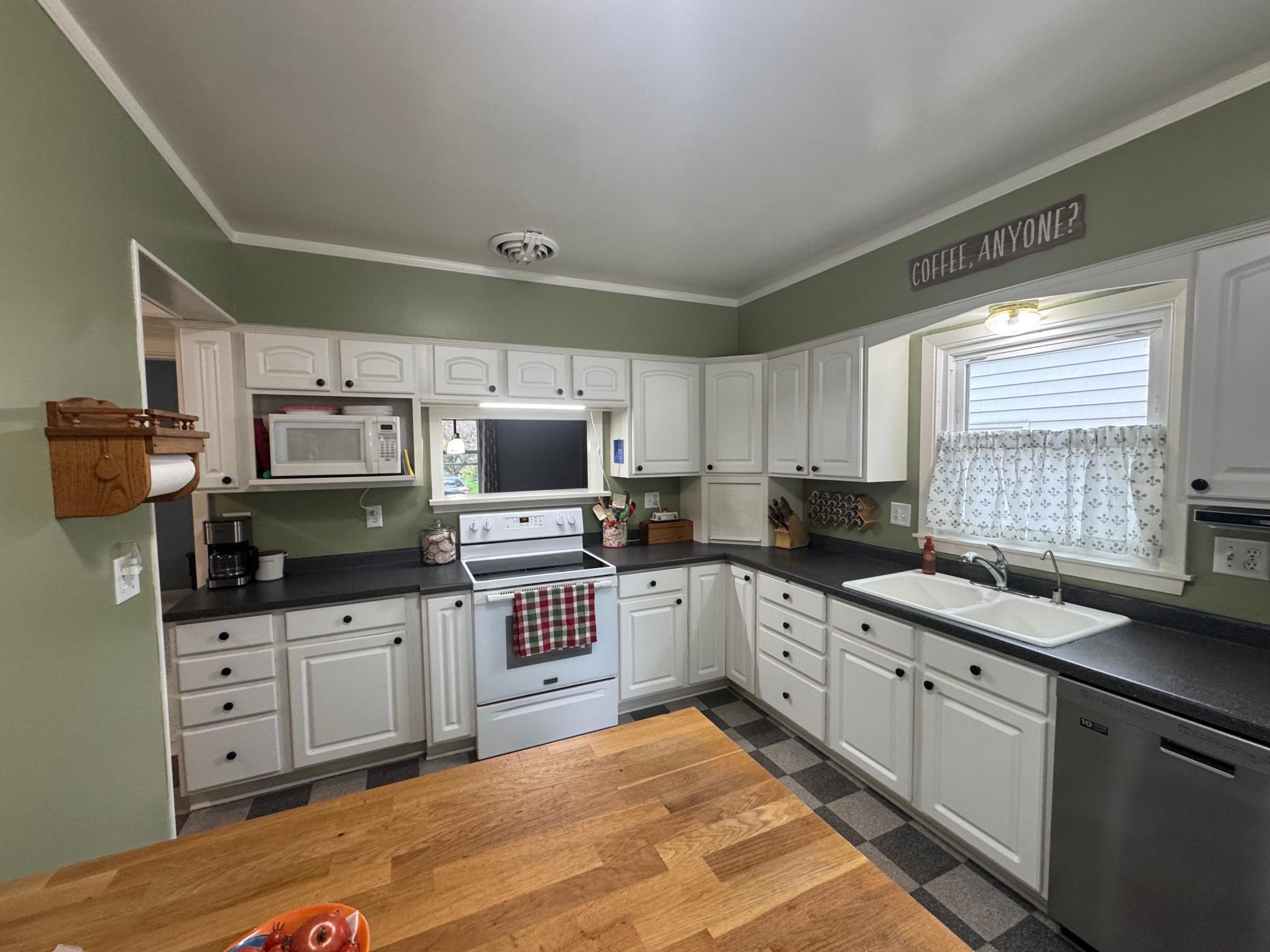 725 3rd Street Se Property Photo 4