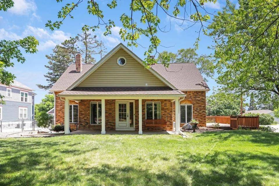 1598 E Shore Drive Property Photo 1