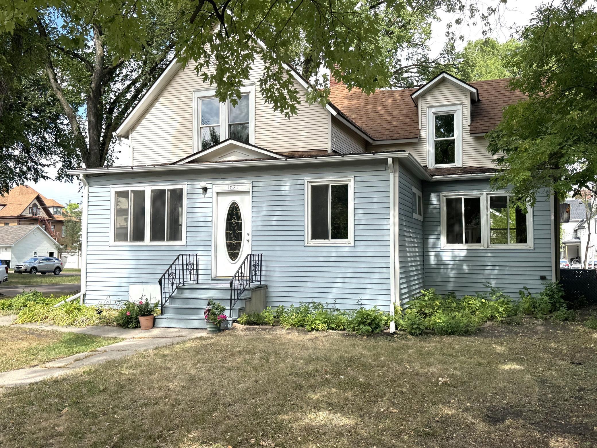 1021 4th Avenue S Property Photo 2