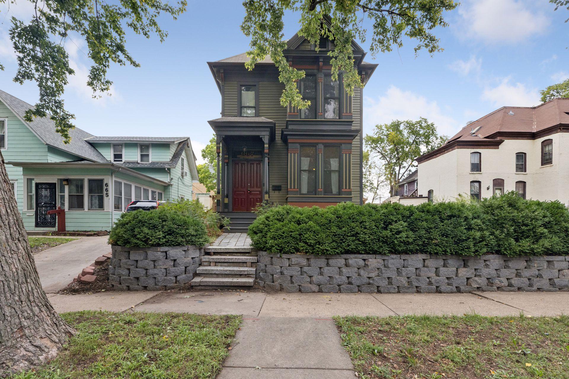 667 5th Street E Property Photo 2