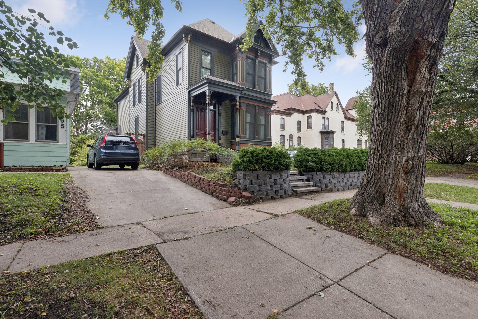 667 5th Street E Property Photo 3