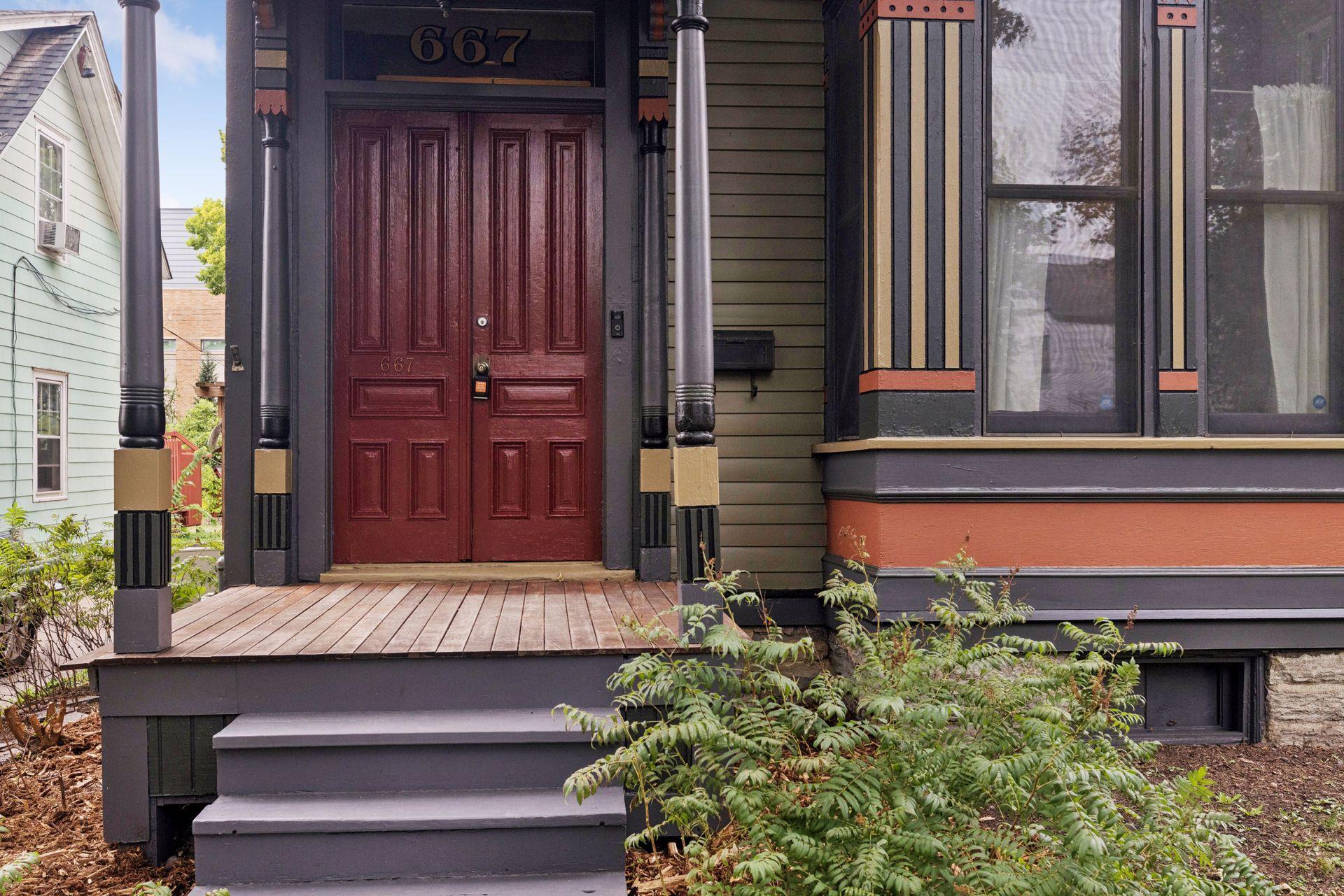 667 5th Street E Property Photo 4