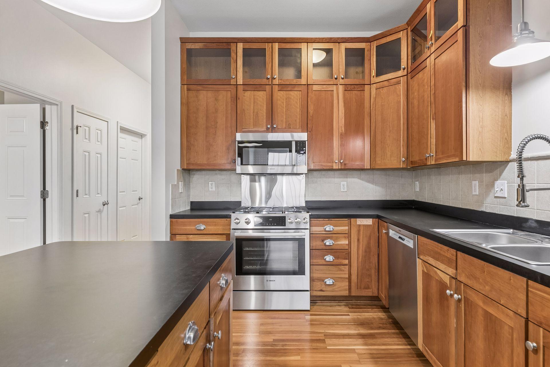 270 4th Street E 307 Property Photo 5