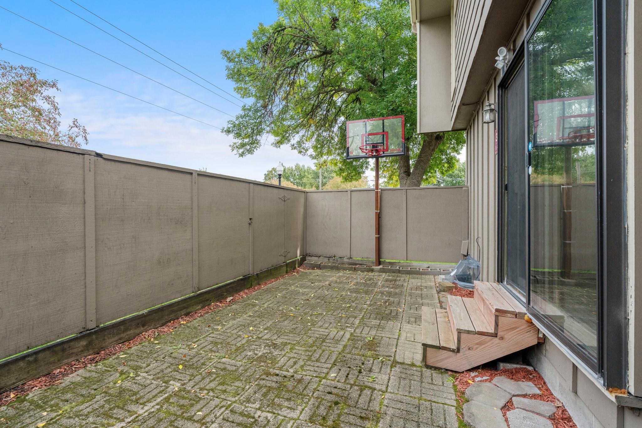 365 E 43rd Street Property Photo 26