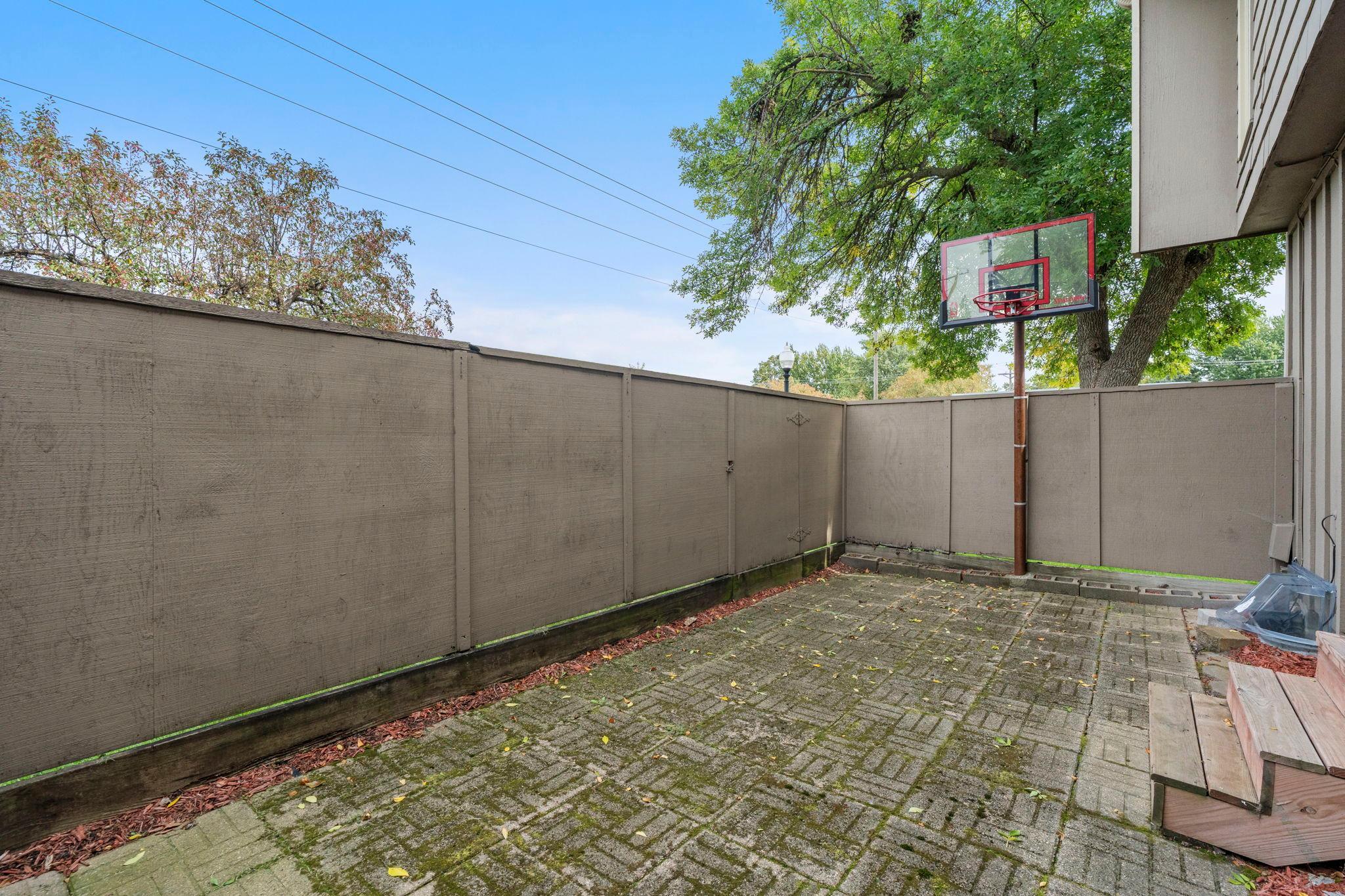 365 E 43rd Street Property Photo 27