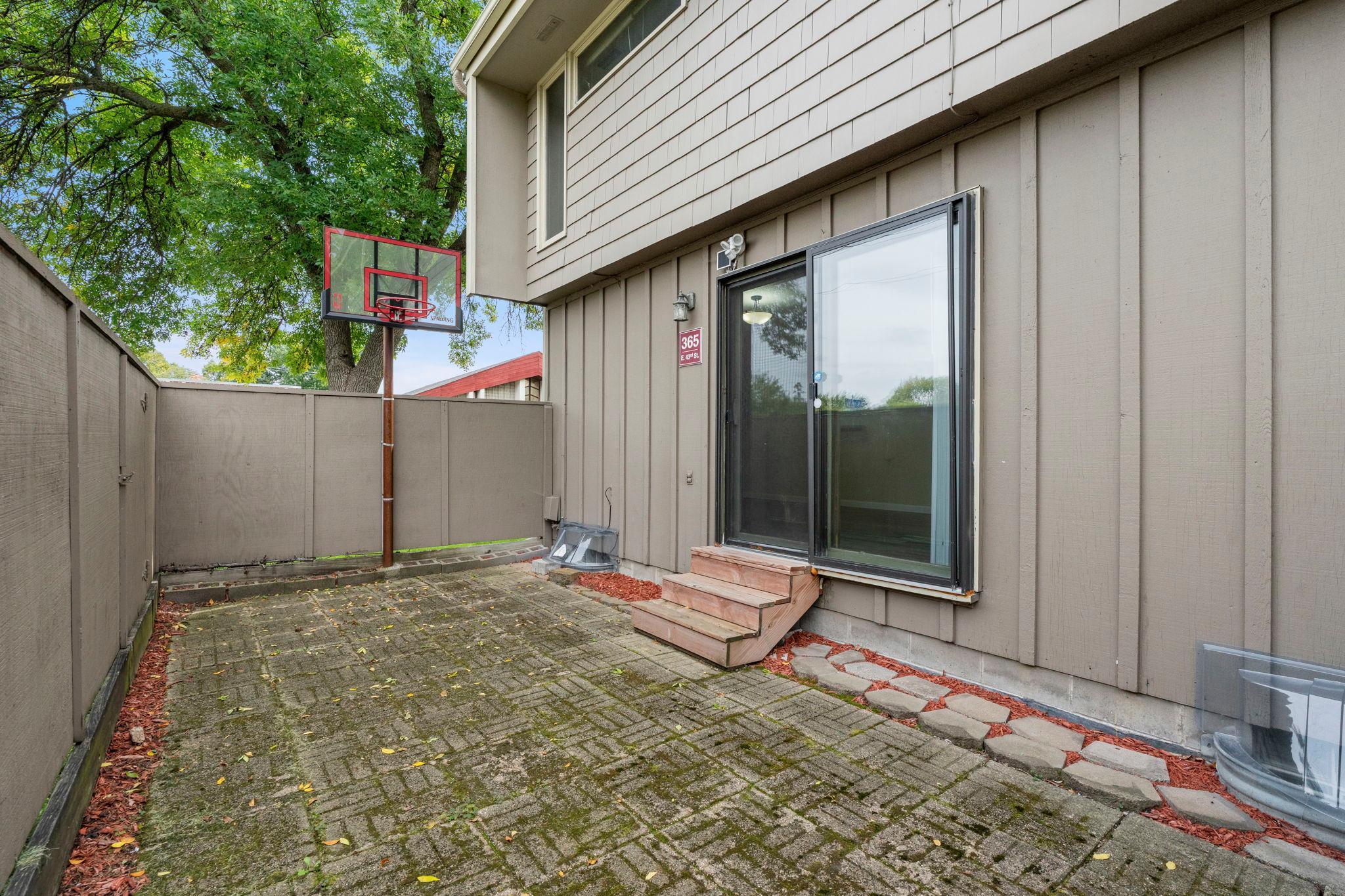 365 E 43rd Street Property Photo 28