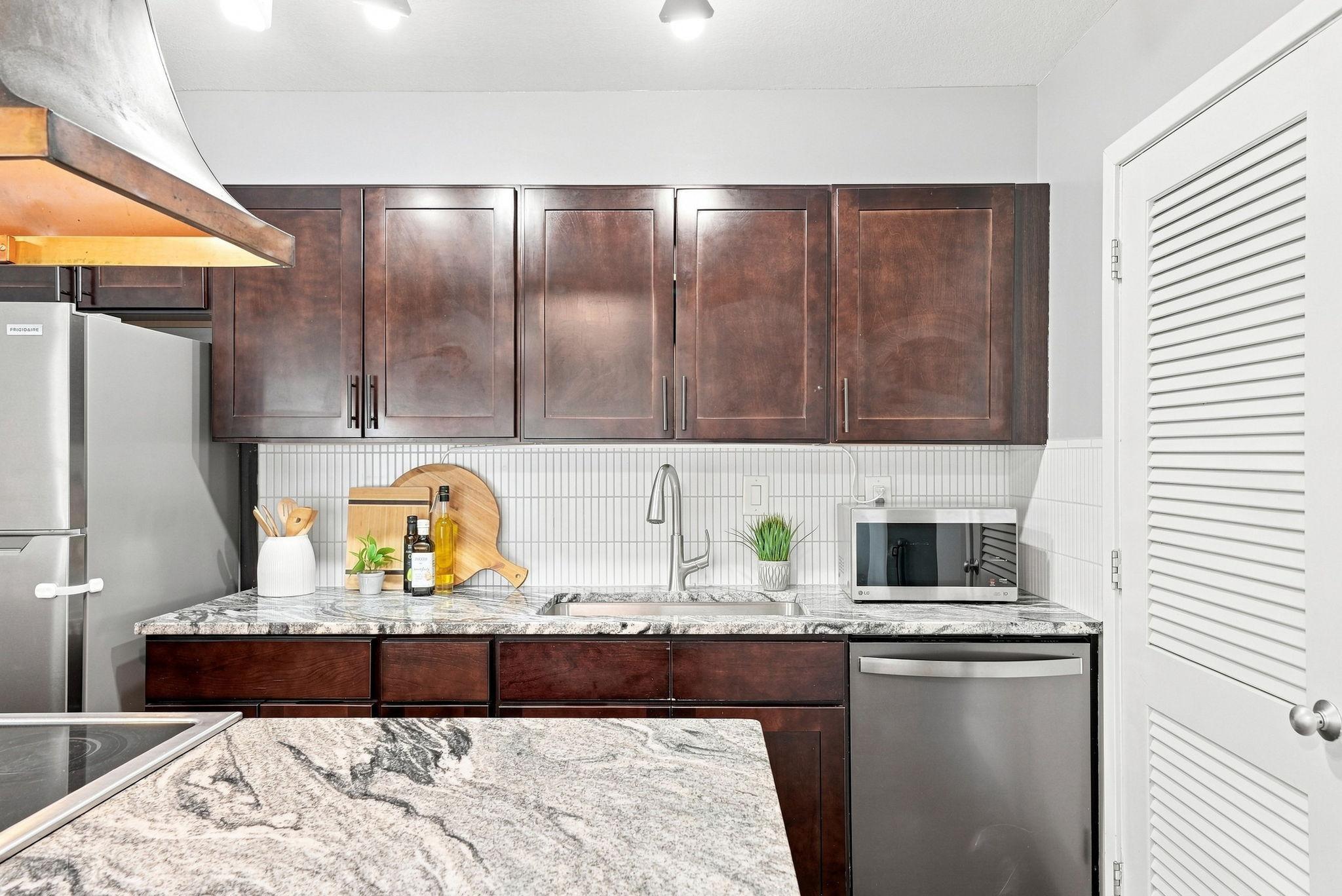 6399 Barrie Road Property Photo 14