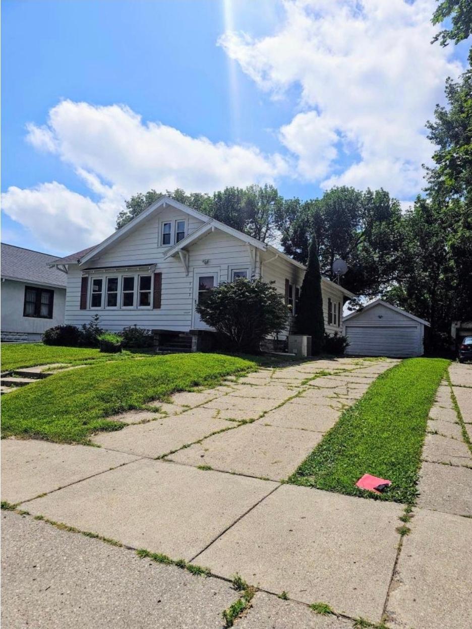 922 E 1st Street Property Photo 1