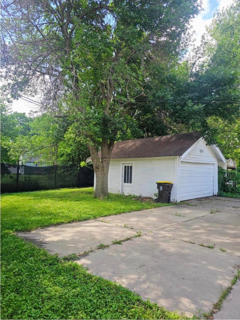 922 E 1st Street Property Photo 32