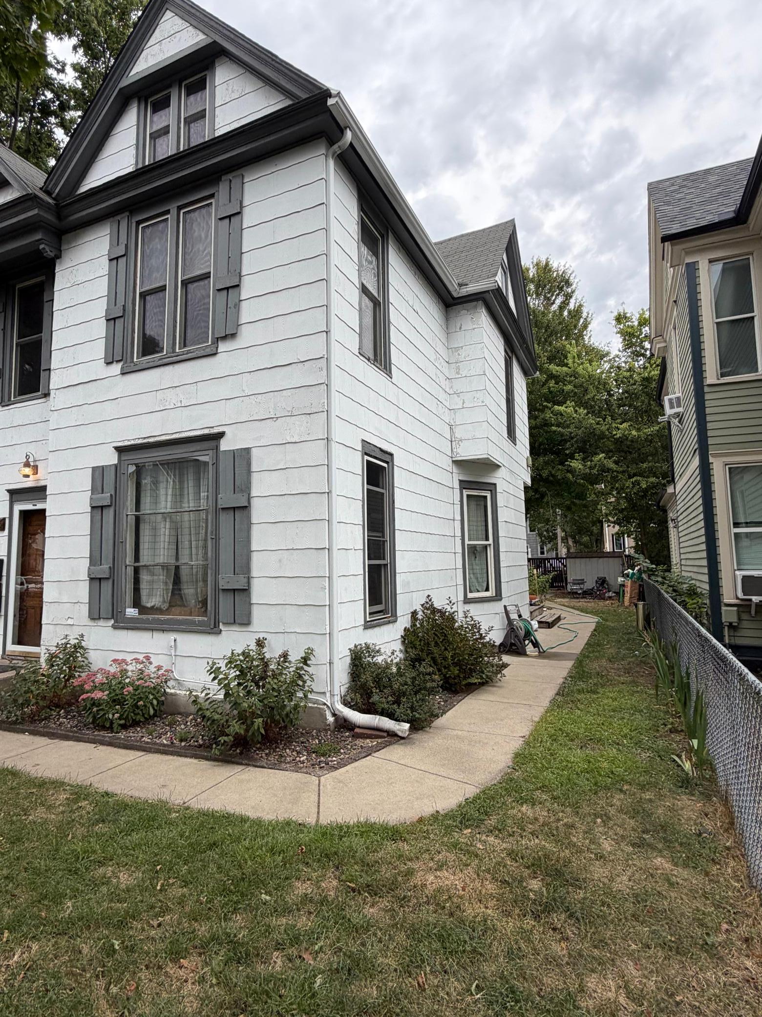 3045 Harriet Avenue Property Photo 2