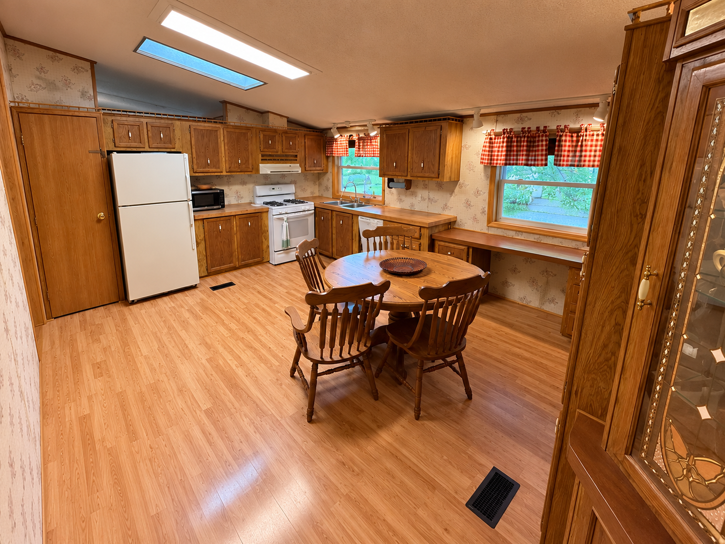 701 N Shakespeare Avenue Property Photo 4