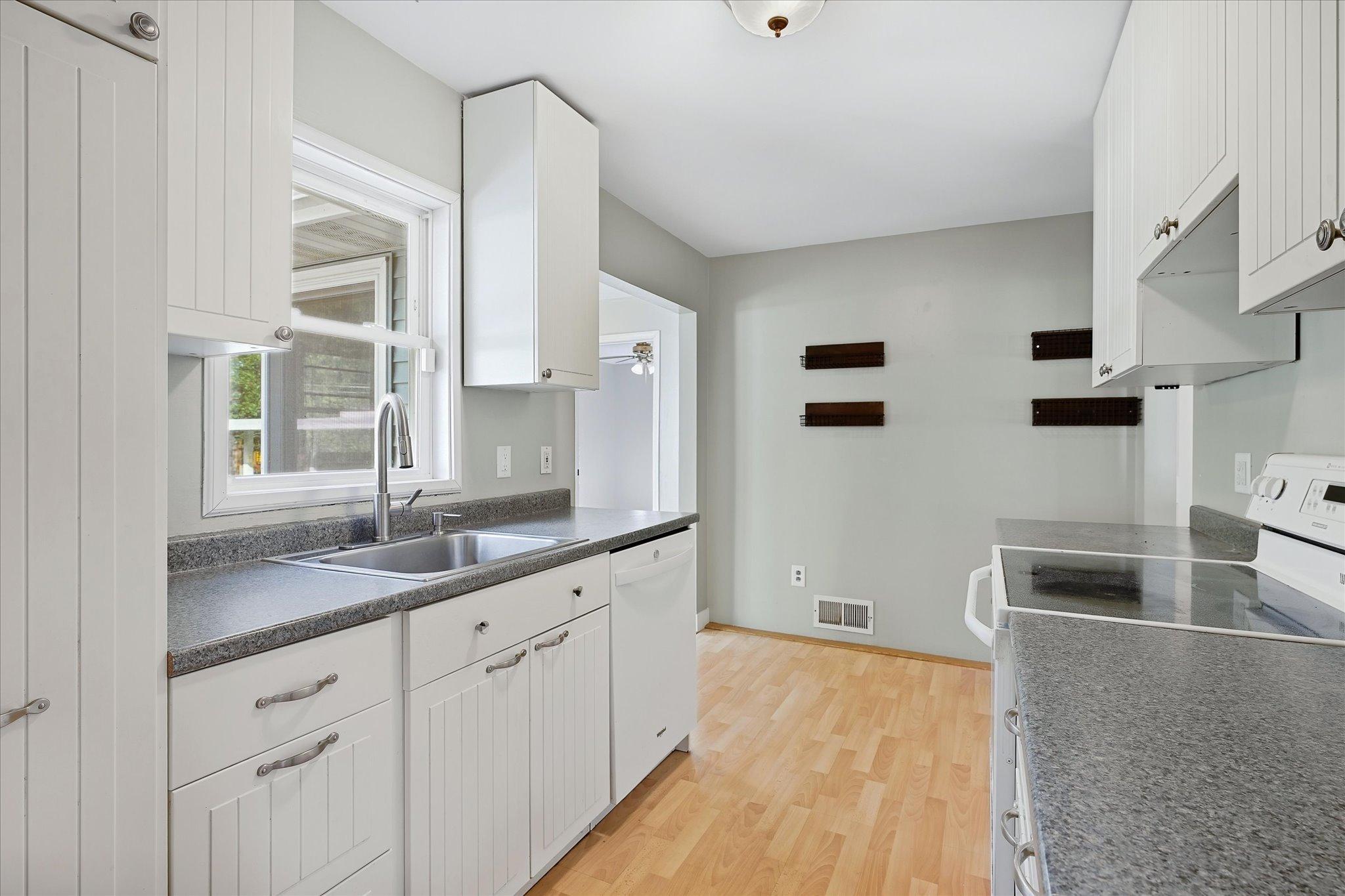 4716 Edgewood Avenue N Property Photo 8