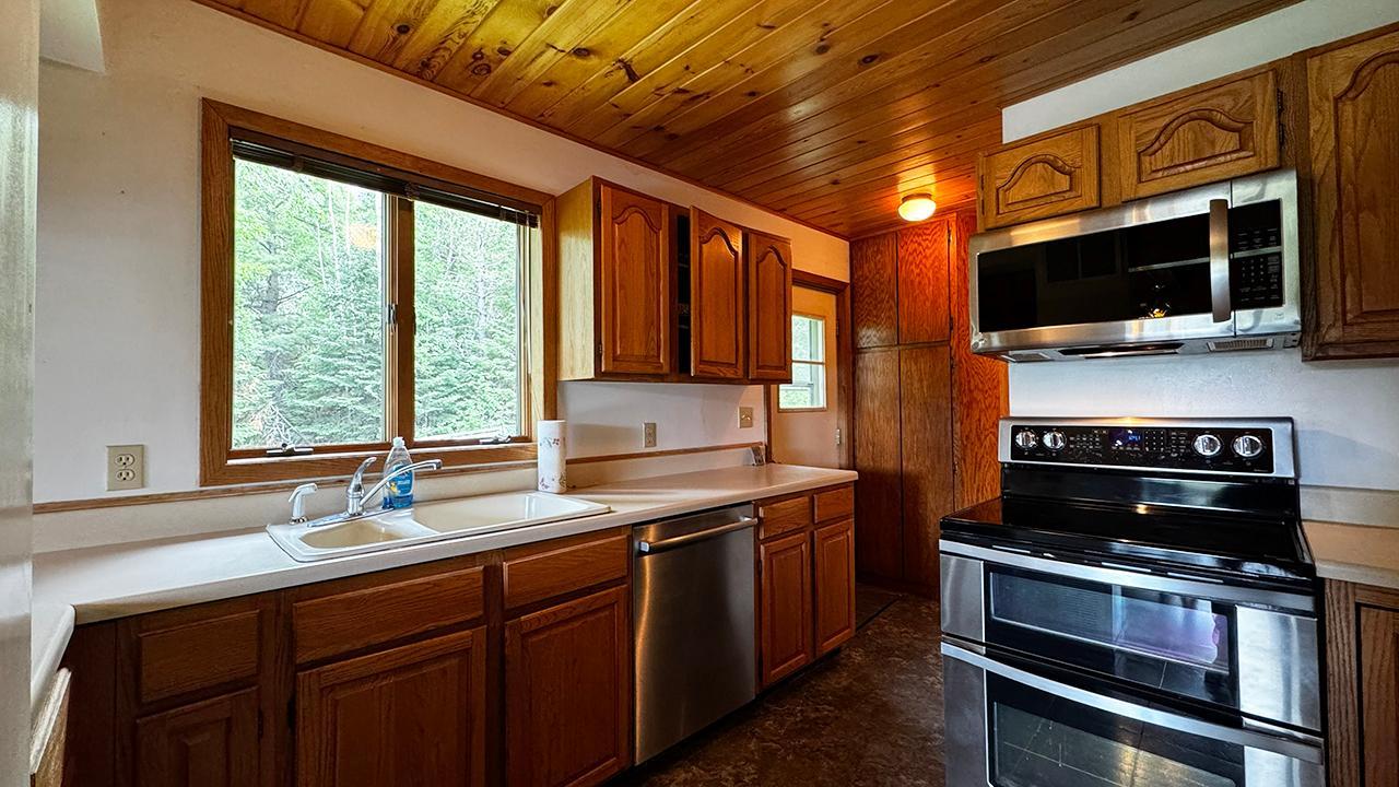 9289 Heino Road Property Photo 7