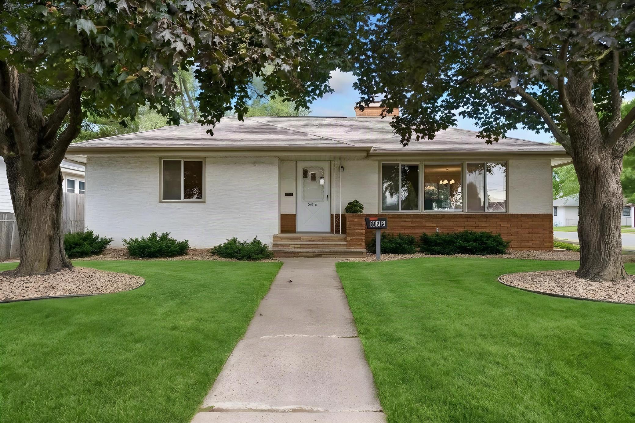 202 Ash Street W Property Photo 1