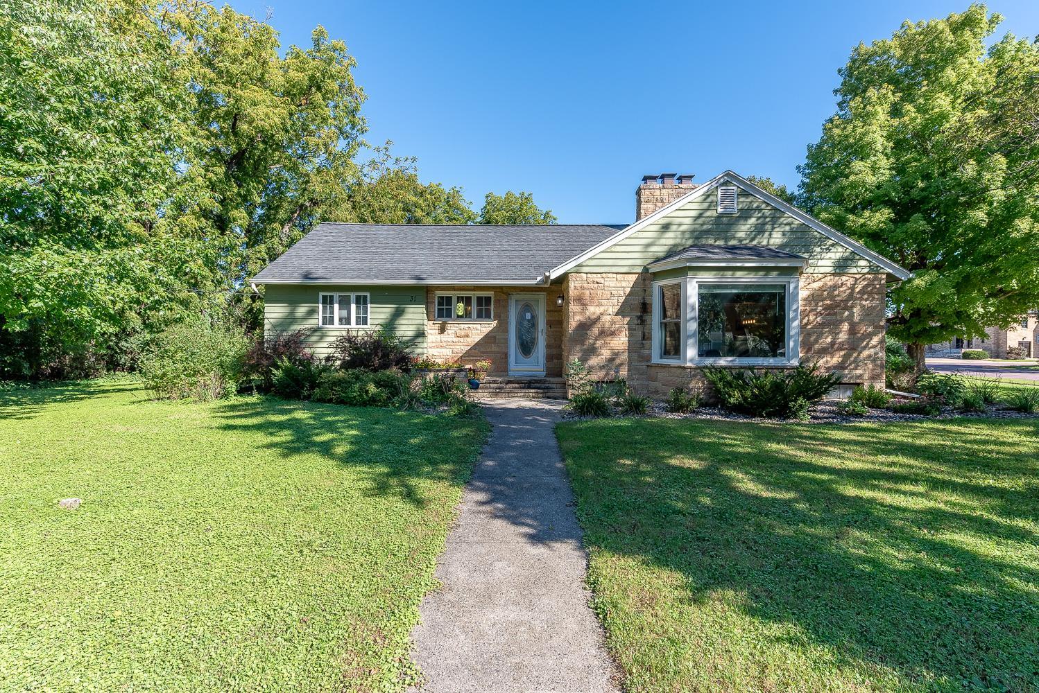 31 Lake Avenue E Property Photo 1