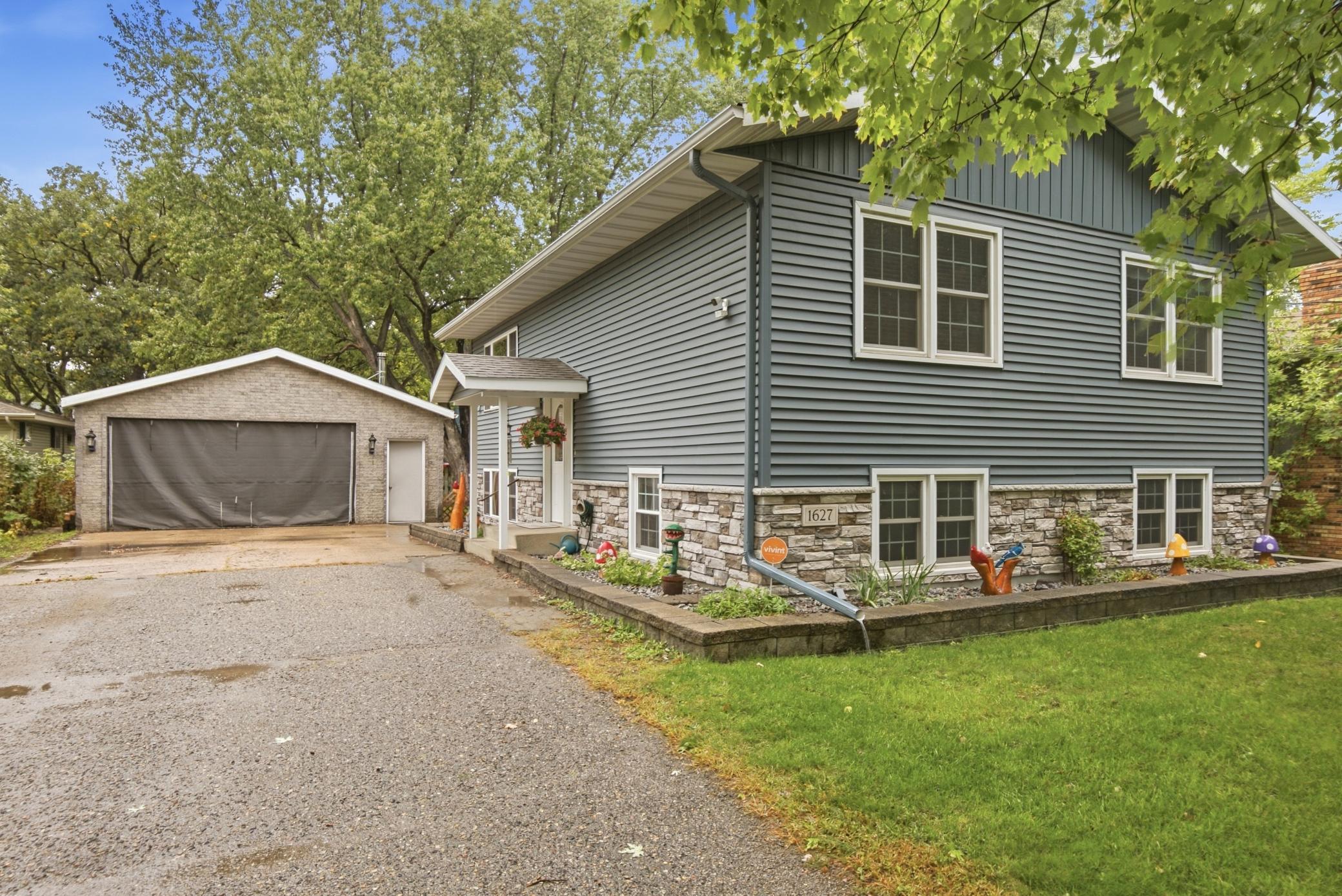 1627 33rd Avenue N Property Photo 2