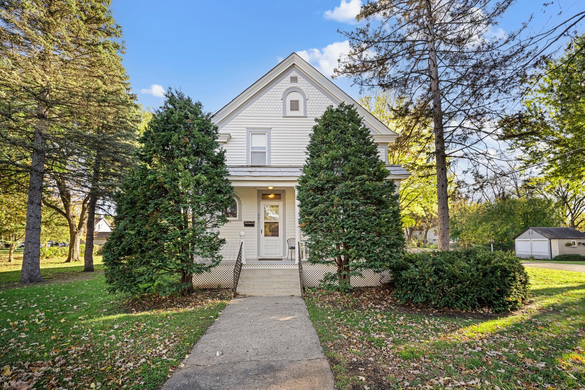 221 8th Street W Property Photo 1
