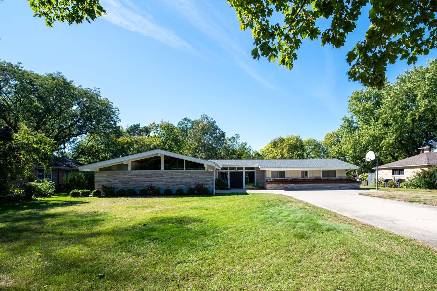 1214 W River Drive Property Photo 1
