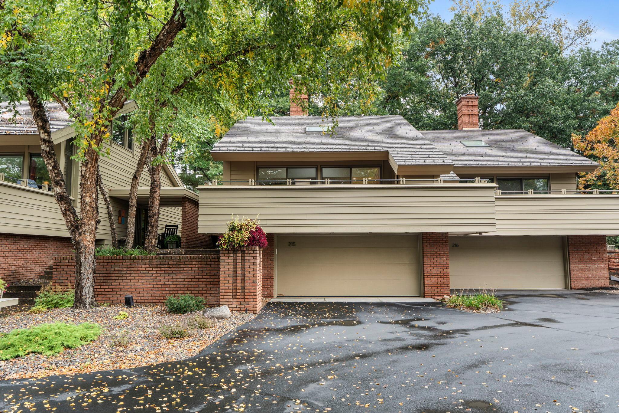 215 Eastbank Court N Property Photo 3