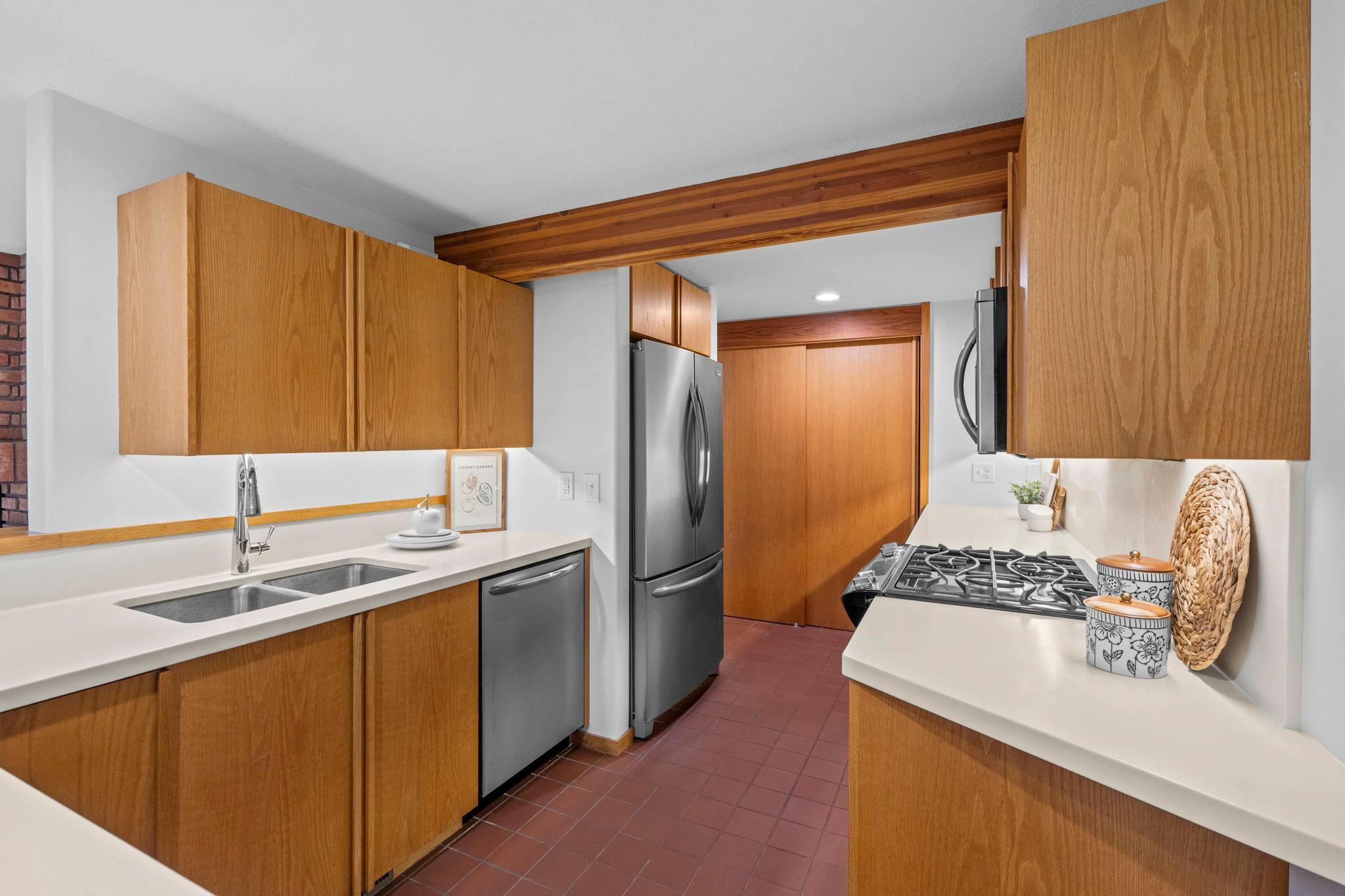 215 Eastbank Court N Property Photo 17