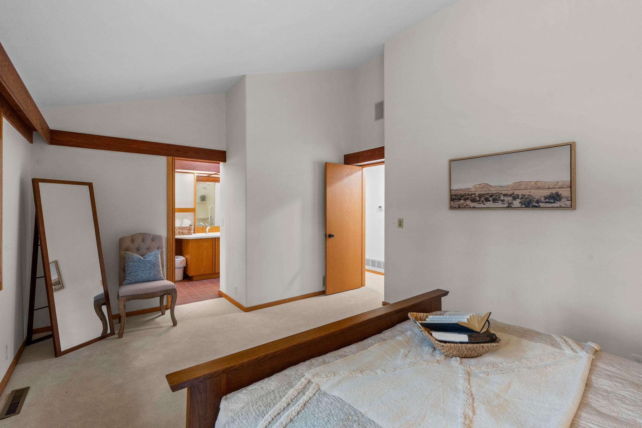 215 Eastbank Court N Property Photo 37