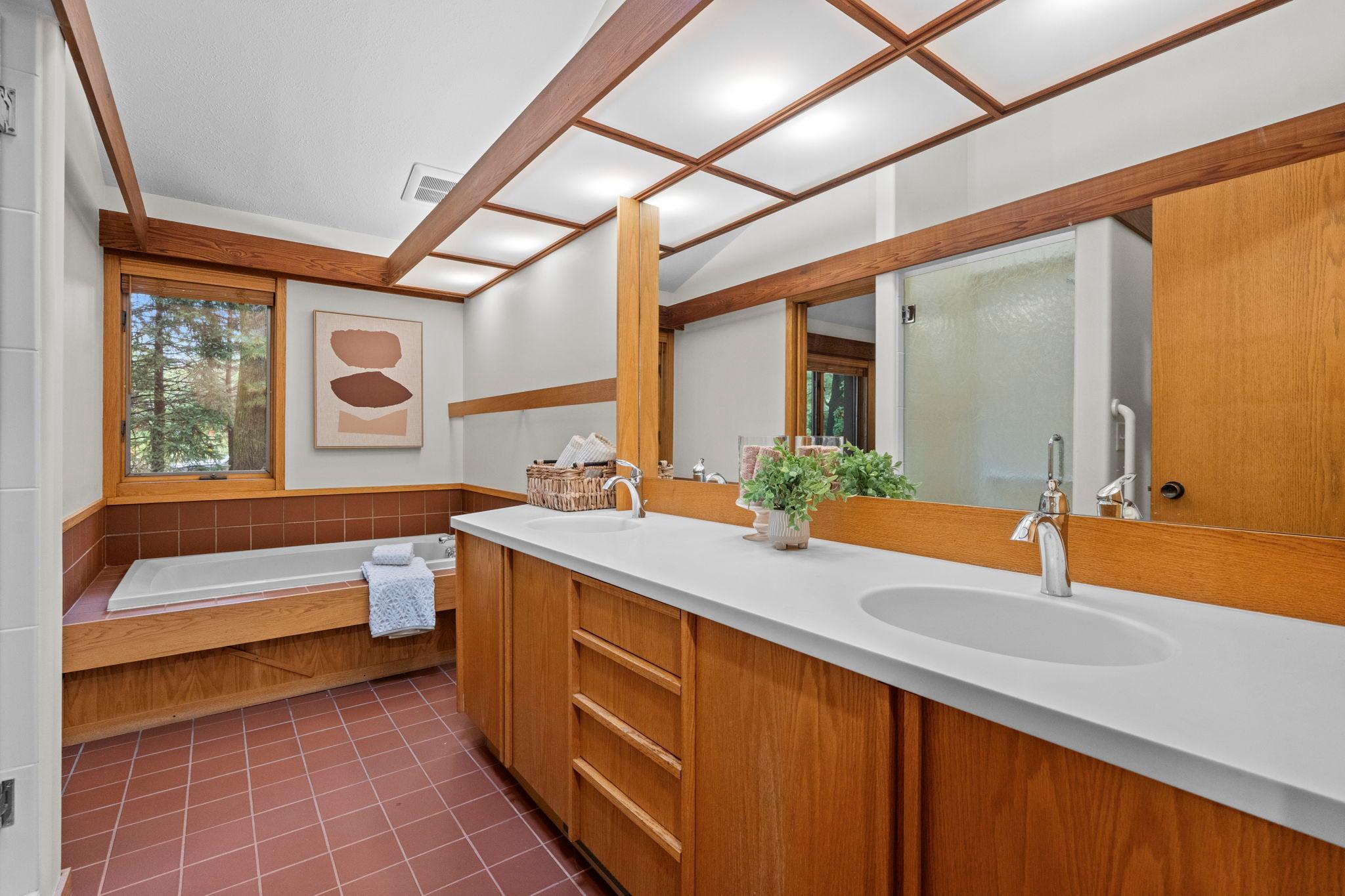215 Eastbank Court N Property Photo 41