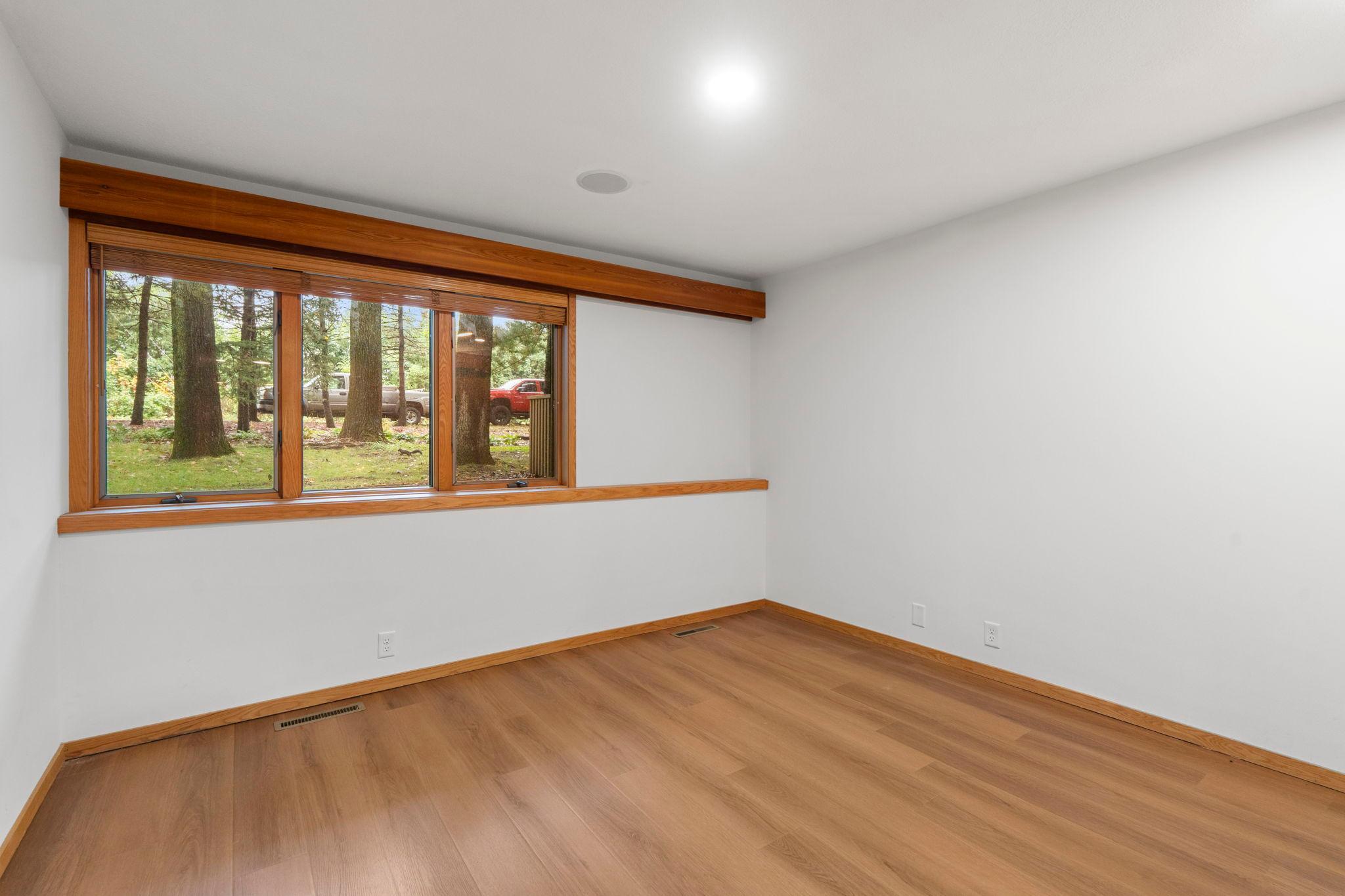 215 Eastbank Court N Property Photo 45
