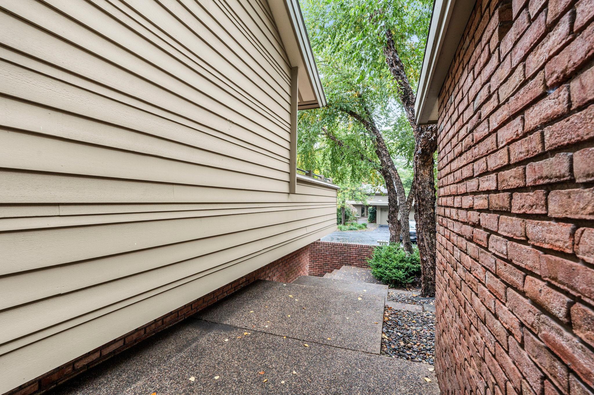 215 Eastbank Court N Property Photo 80