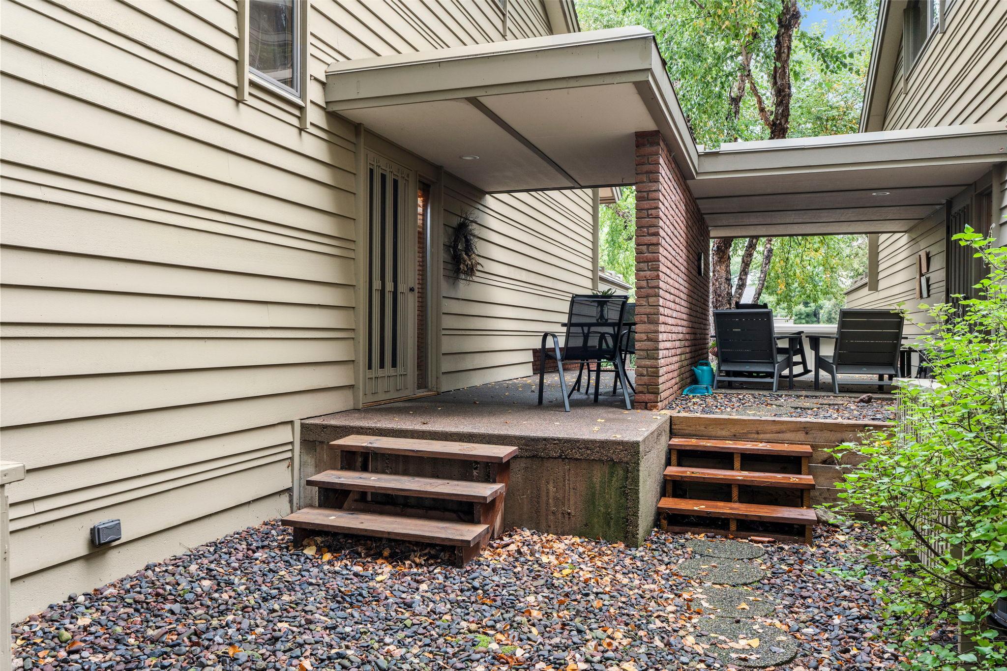 215 Eastbank Court N Property Photo 81