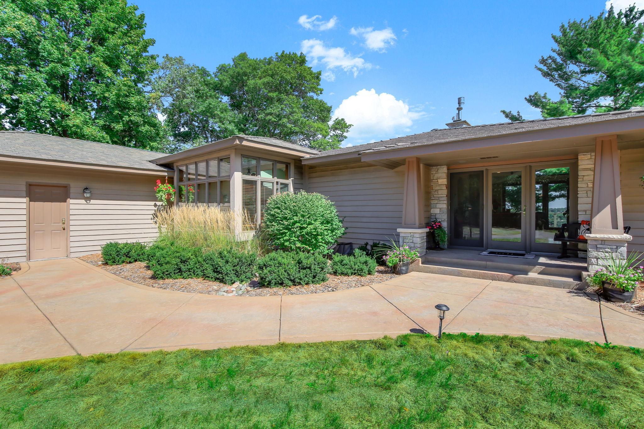1963 Quant Avenue N Property Photo 7