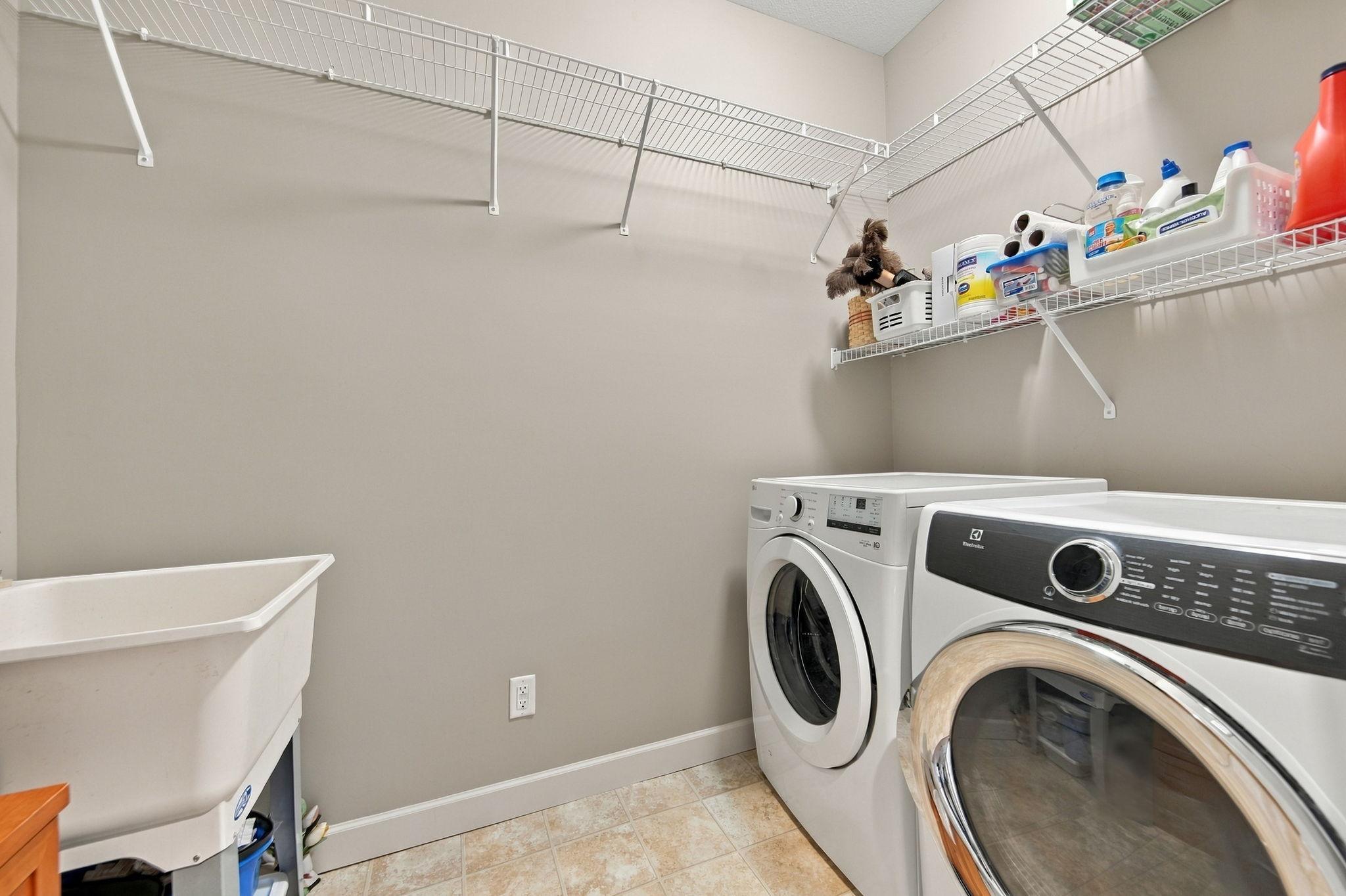 8275 Oakview Court N Property Photo 12