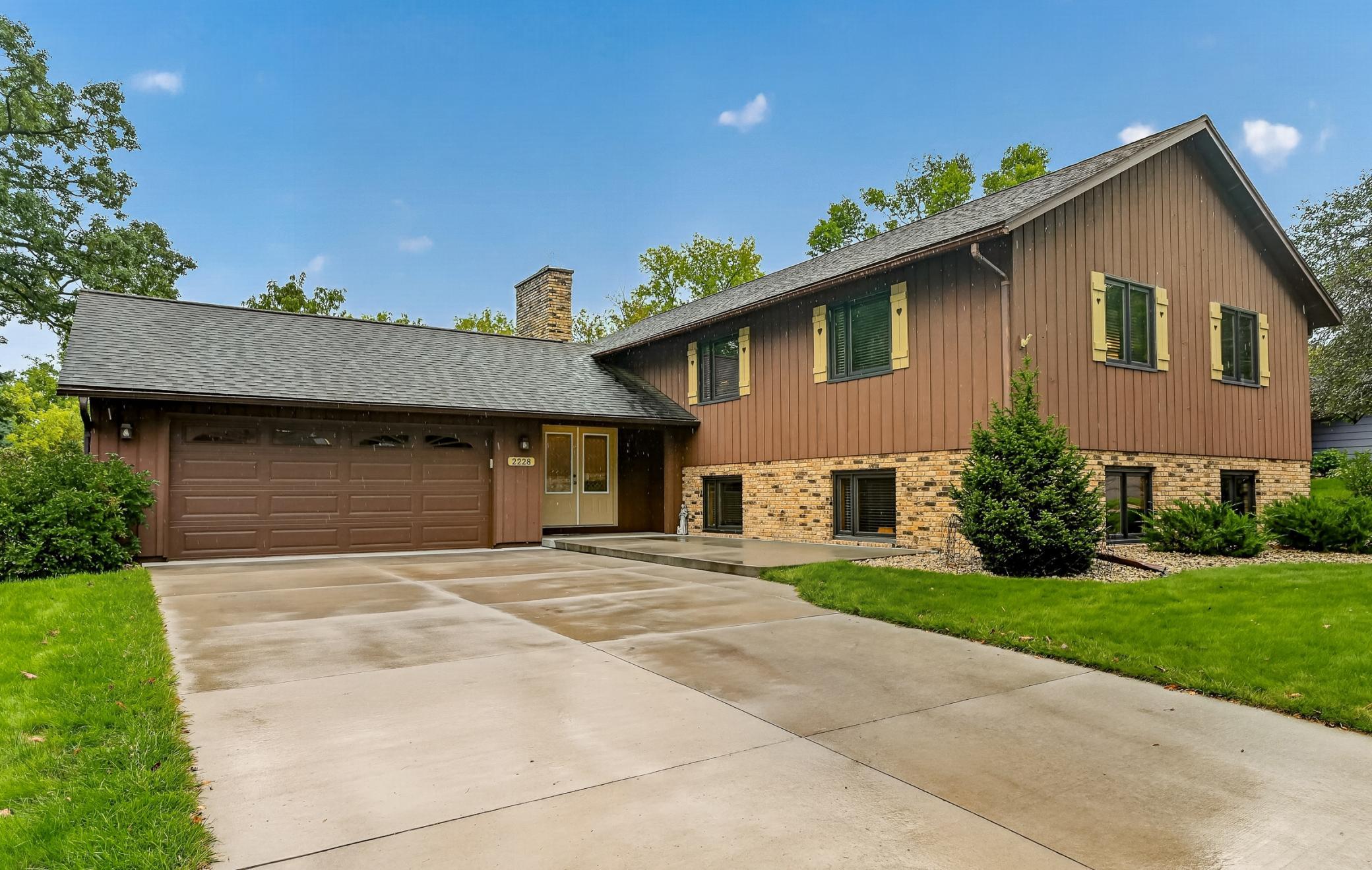 2228 Viking Drive Nw Property Photo 1