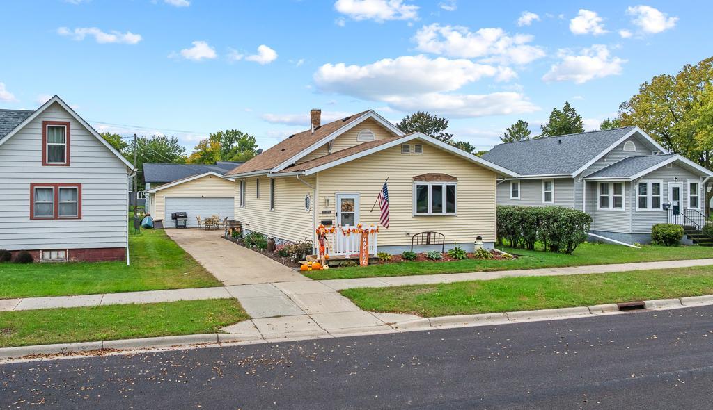 312 7th Street W Property Photo 1