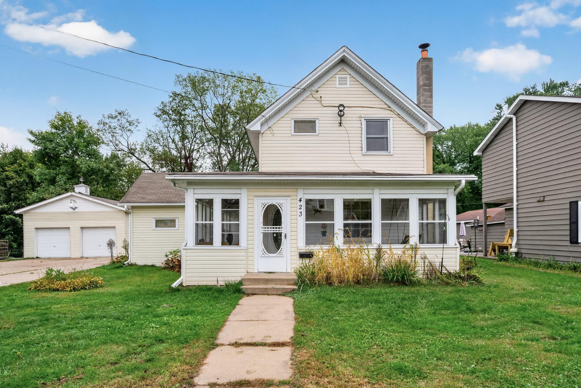 423 Greeley Street N Property Photo 1