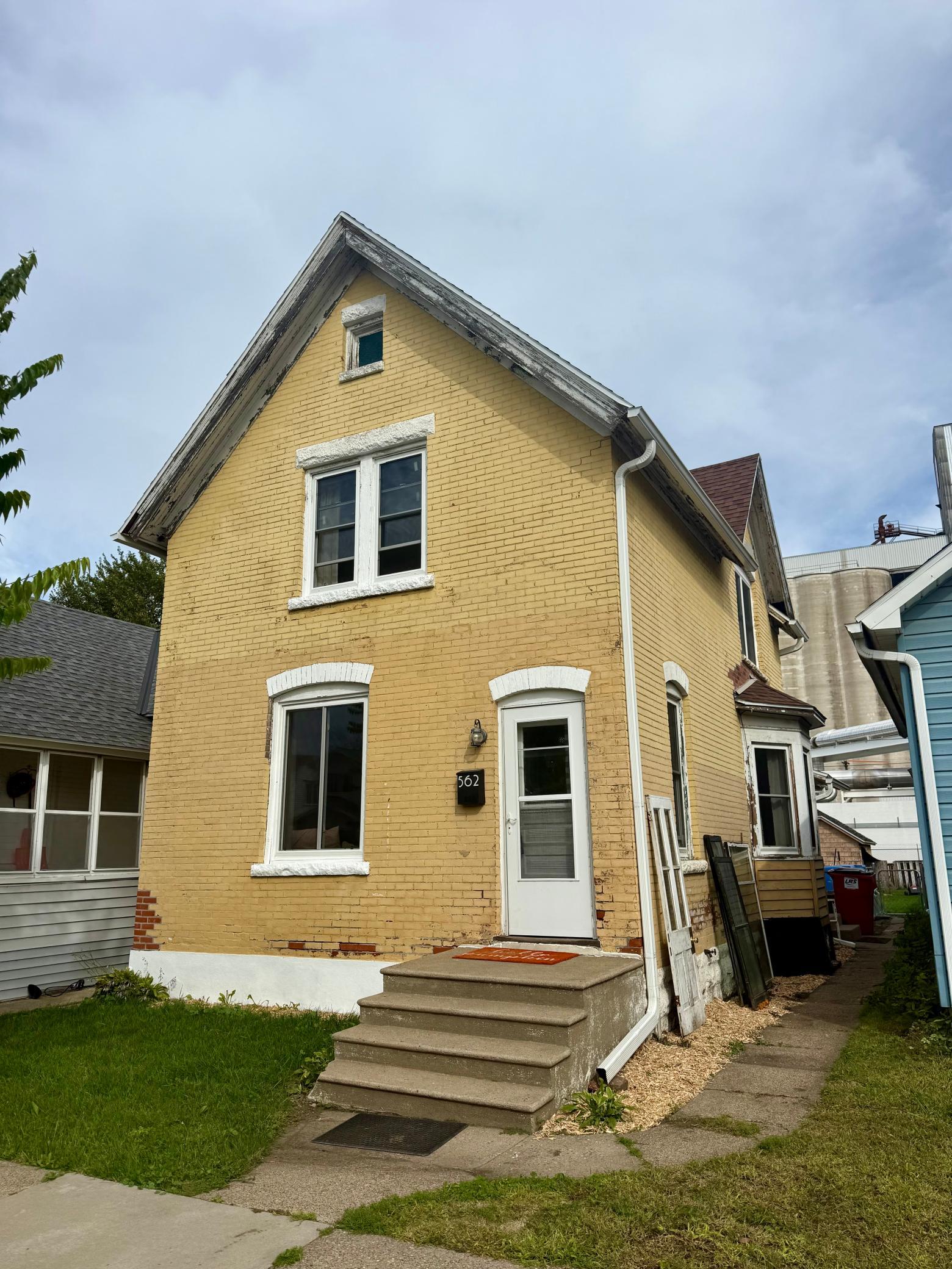562 W 4th Street Property Photo 1