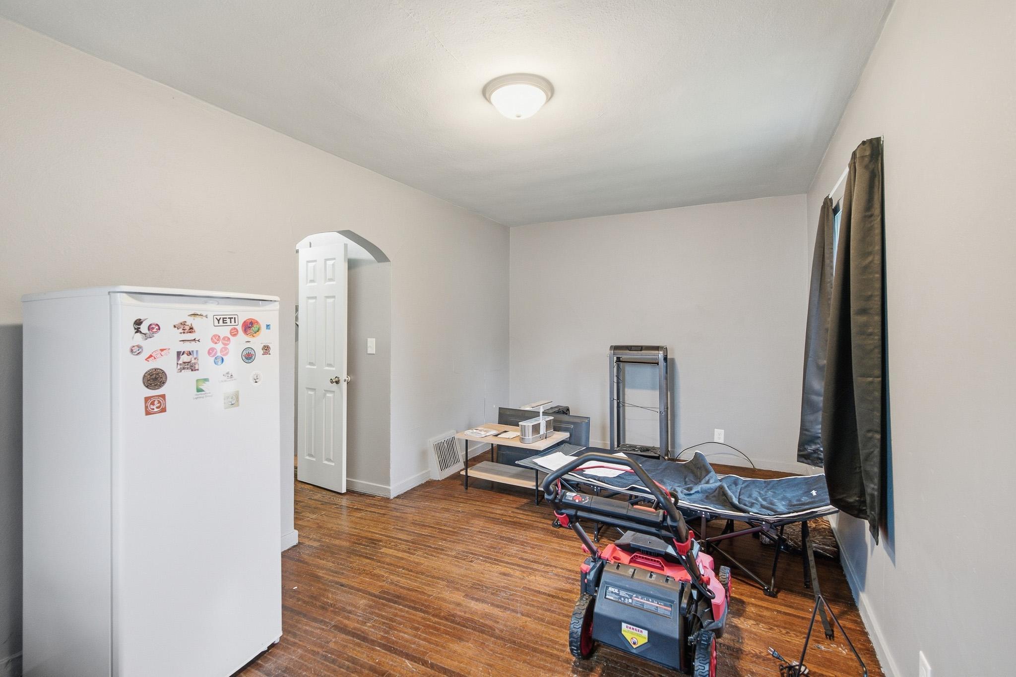 407 E 6th Street Property Photo 17