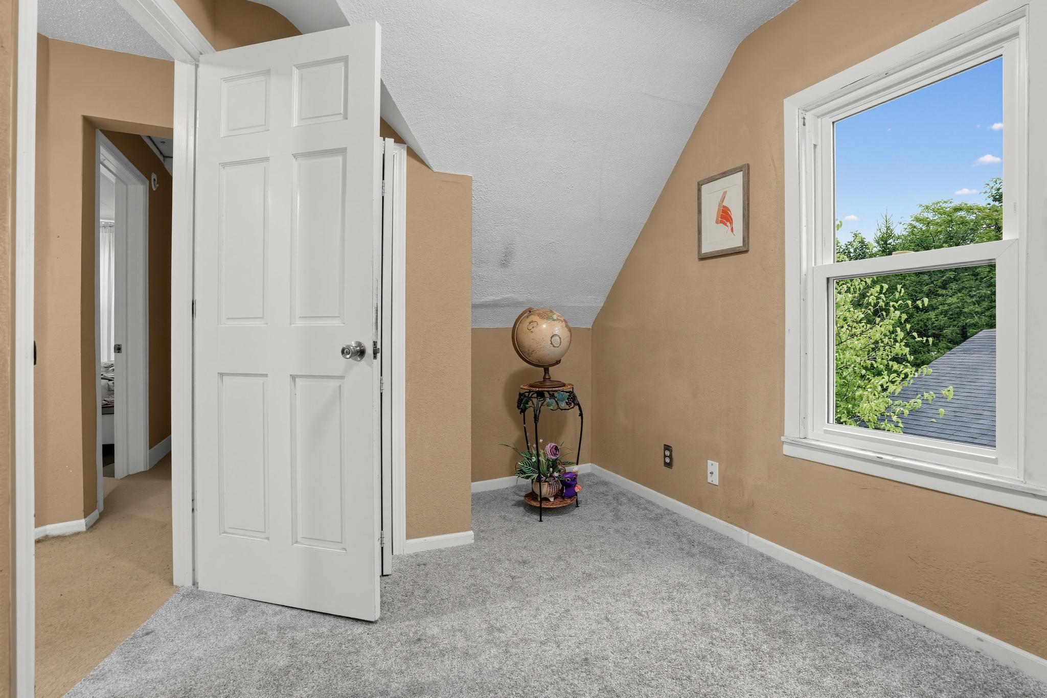 872 Lawson Avenue E Property Photo 9
