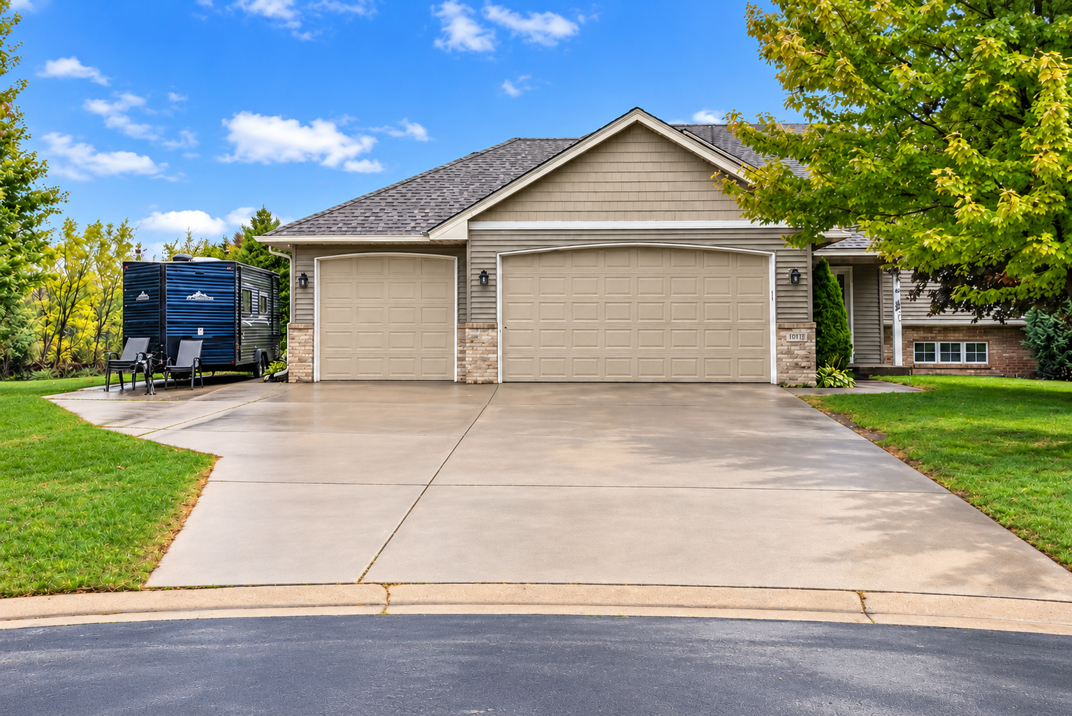 9711 Woodcrest Court Property Photo 1