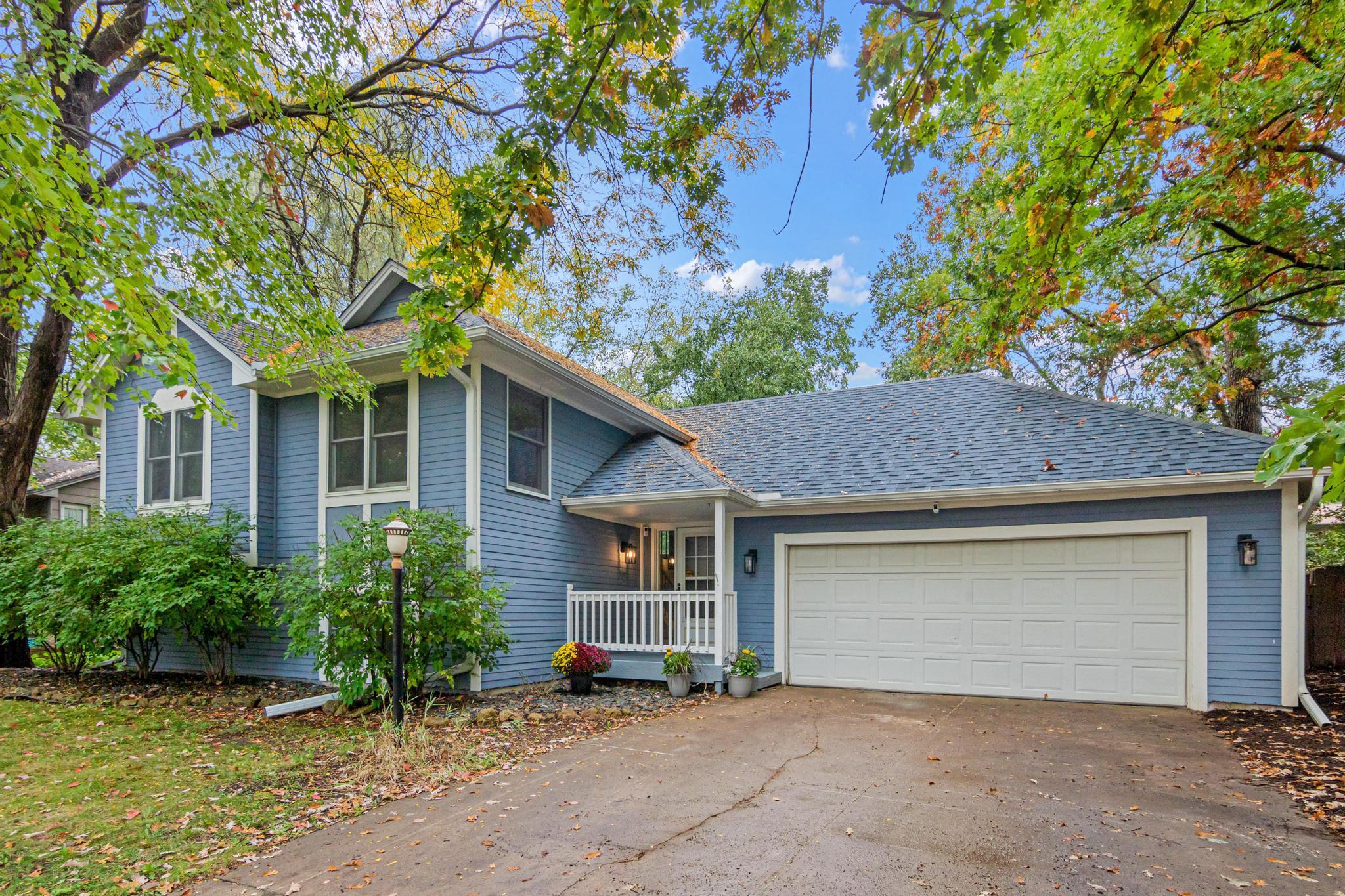 2365 Hillwood Drive E Property Photo 1