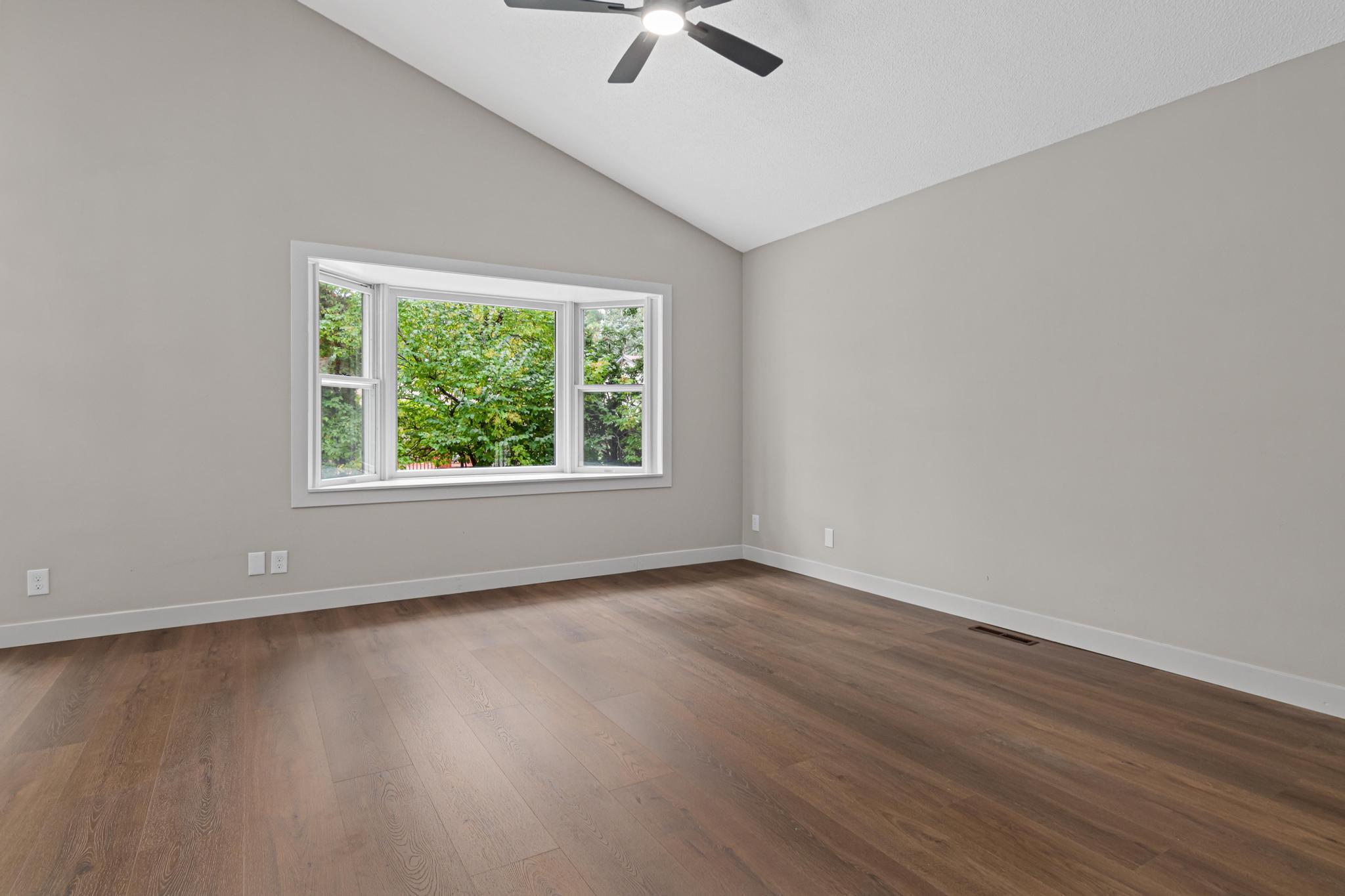 2365 Hillwood Drive E Property Photo 2