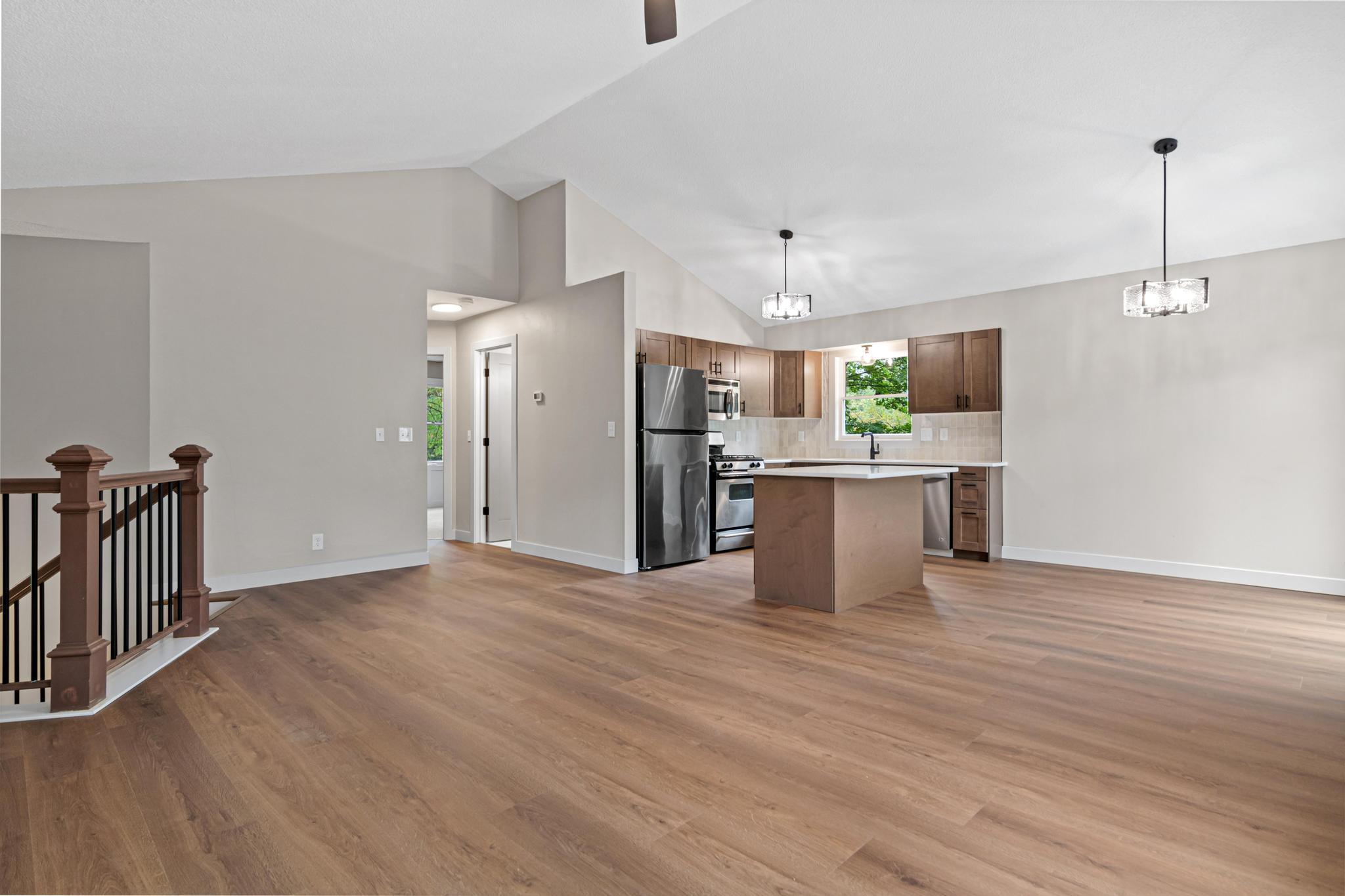 2365 Hillwood Drive E Property Photo 4